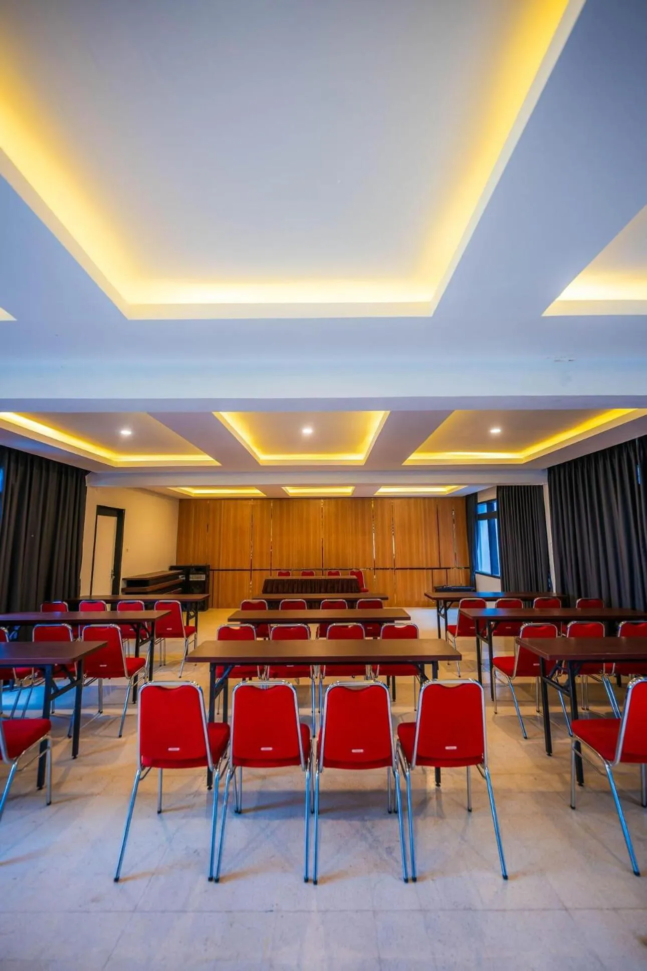 Meeting/conference room in Elge Hotel and Villa Sarangan