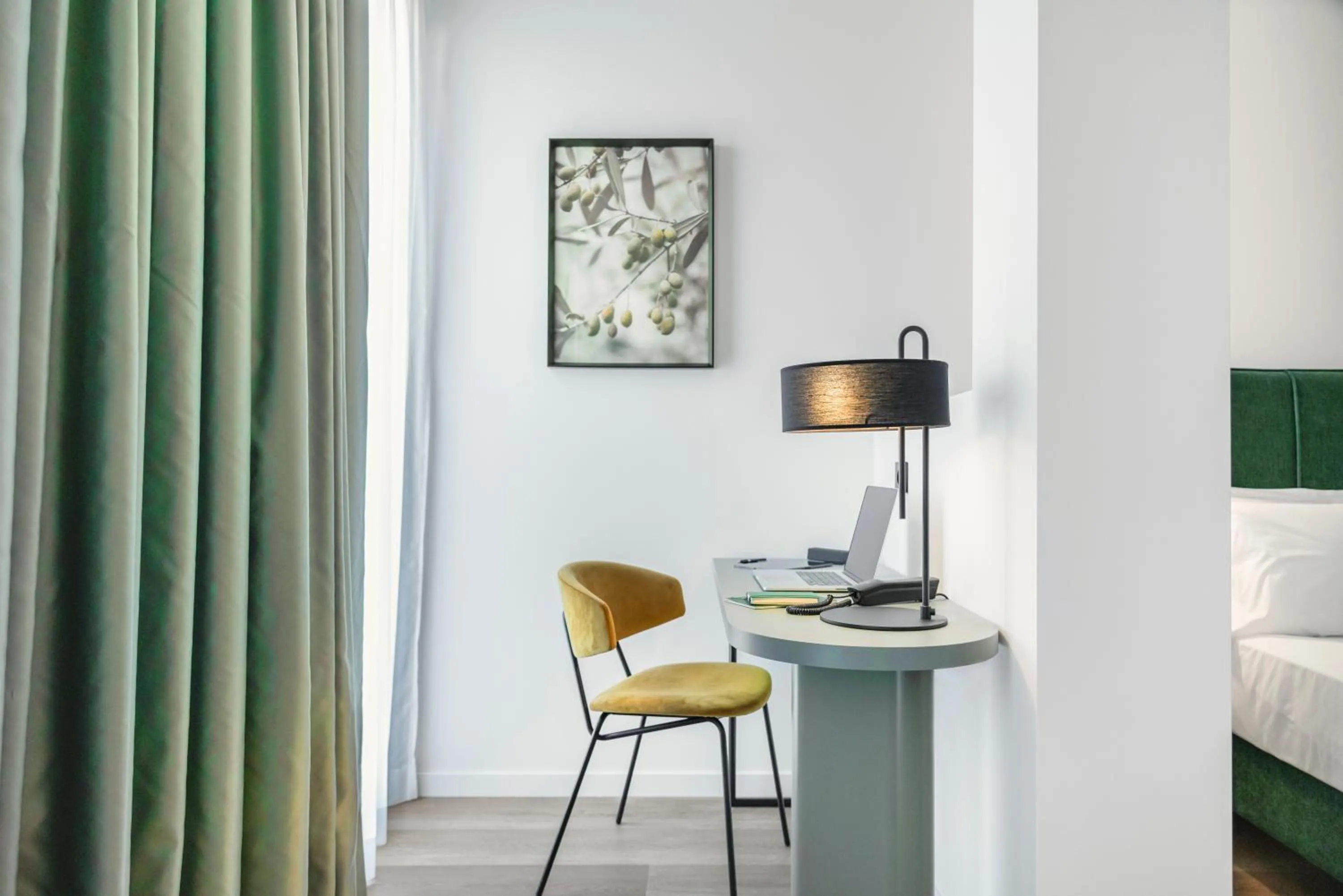 Seating area, Bed in BISCARDI Hotel