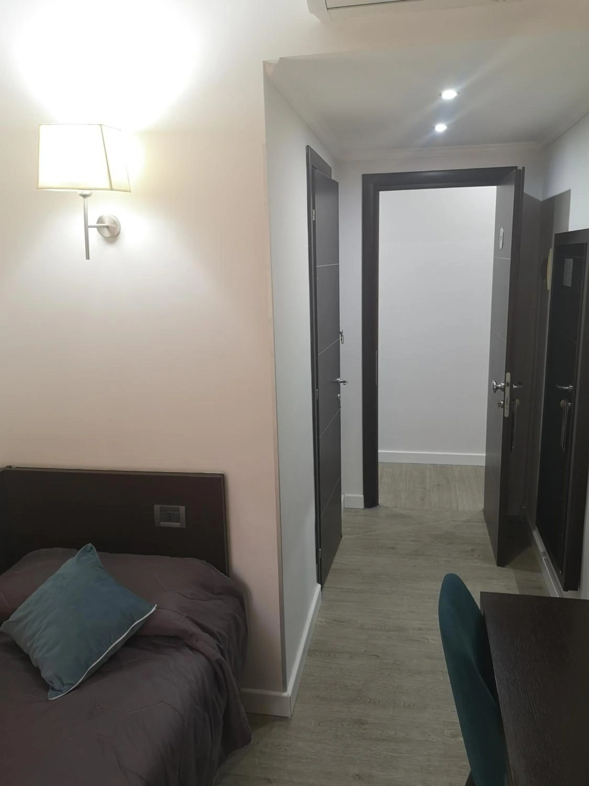 Facade/entrance, Bed in Seven Kings Relais