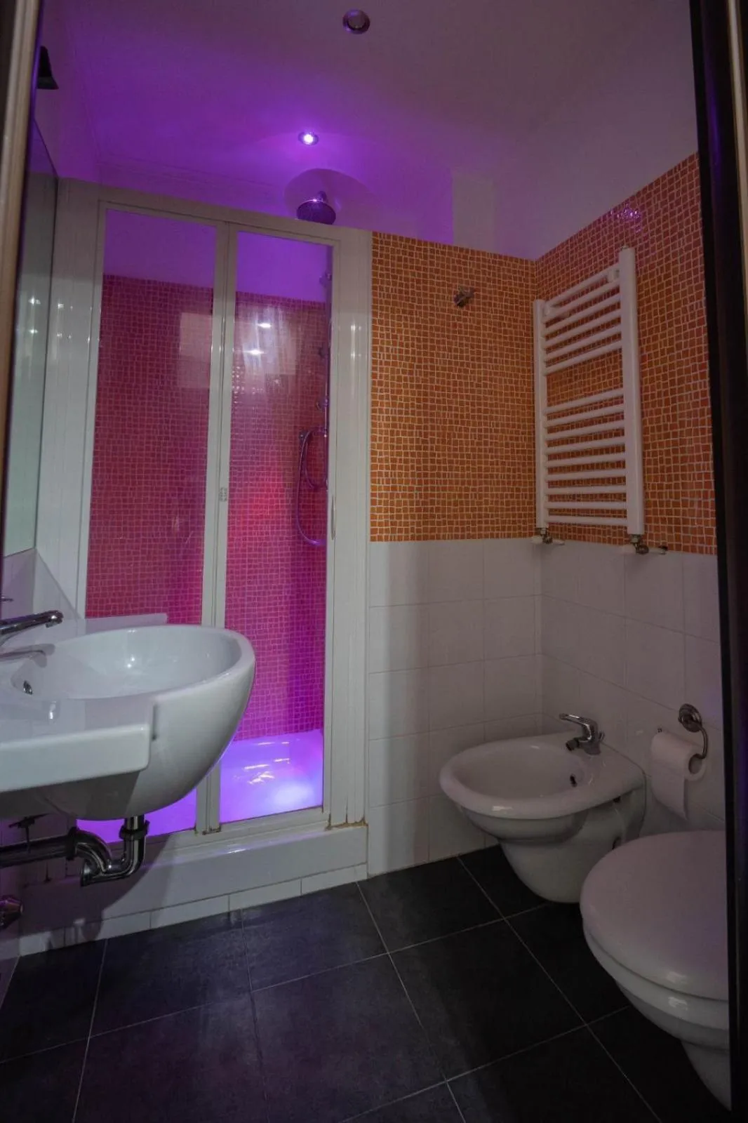 Bathroom in Seven Kings Relais