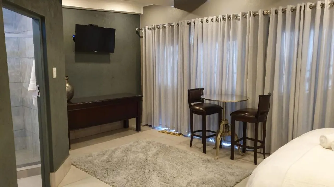 TV and multimedia in Izimbali Lodge and Restaurant