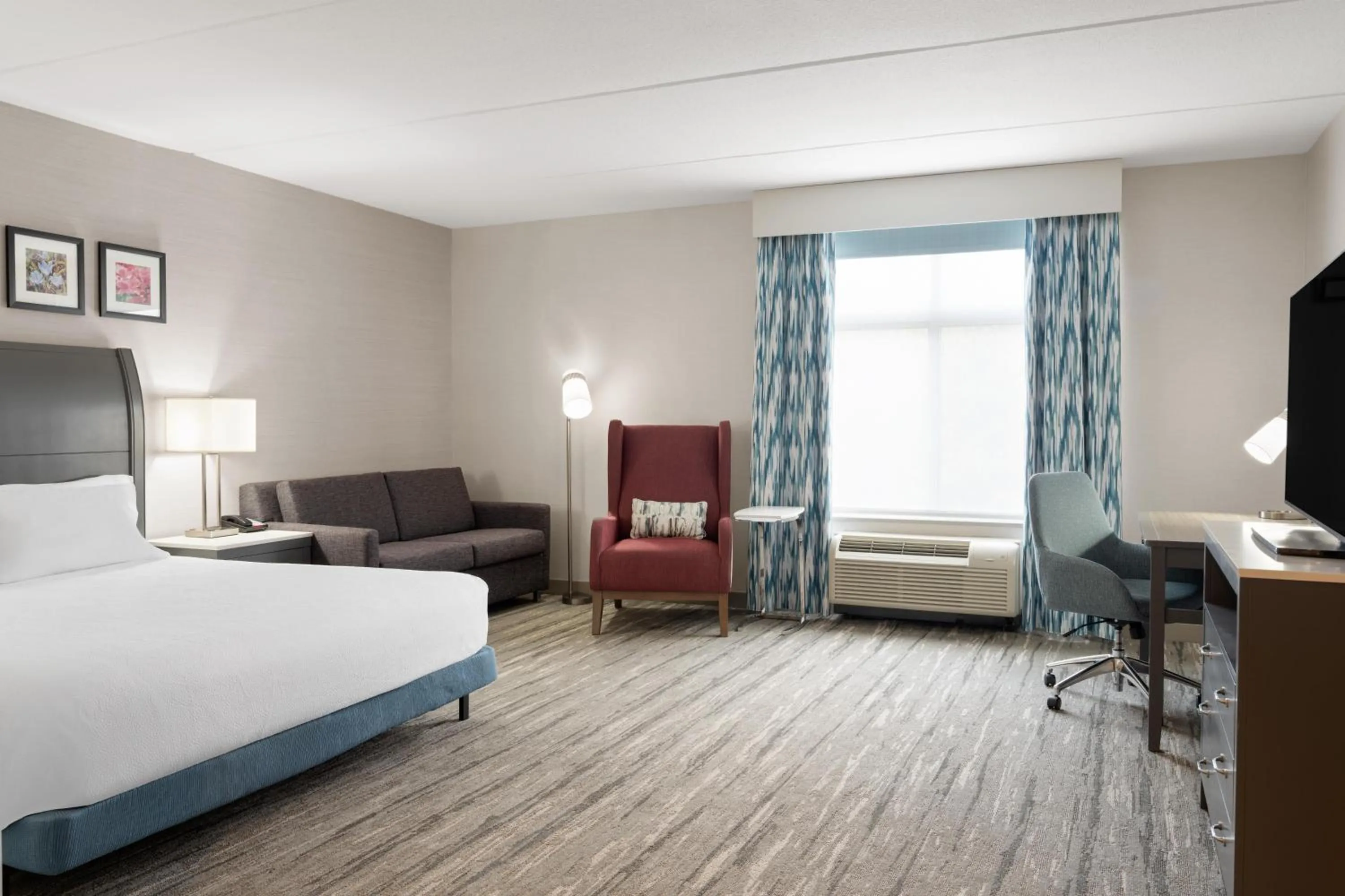 Living room, Bed in Hilton Garden Inn Lenox Pittsfield