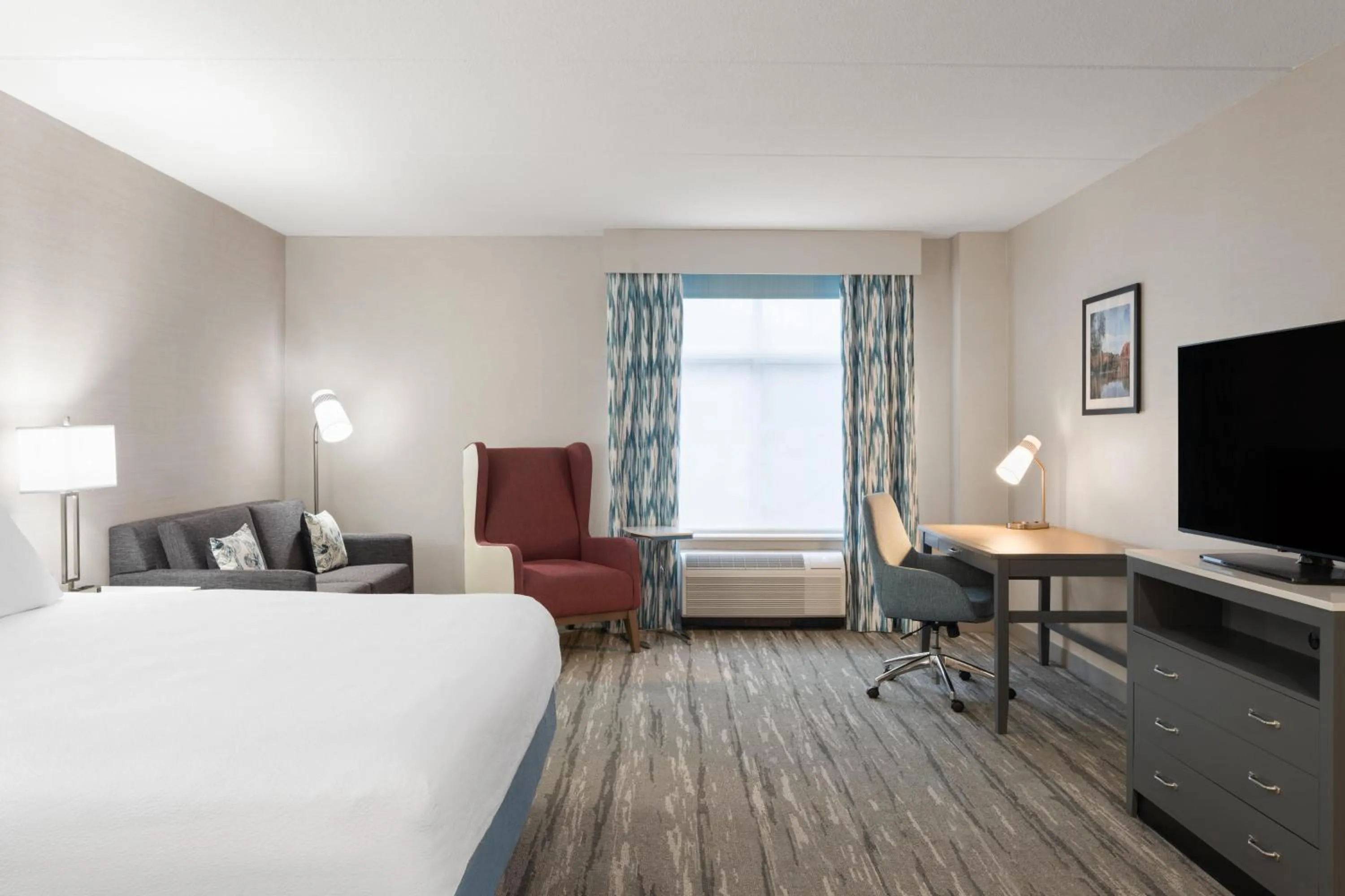 Living room, Bed in Hilton Garden Inn Lenox Pittsfield