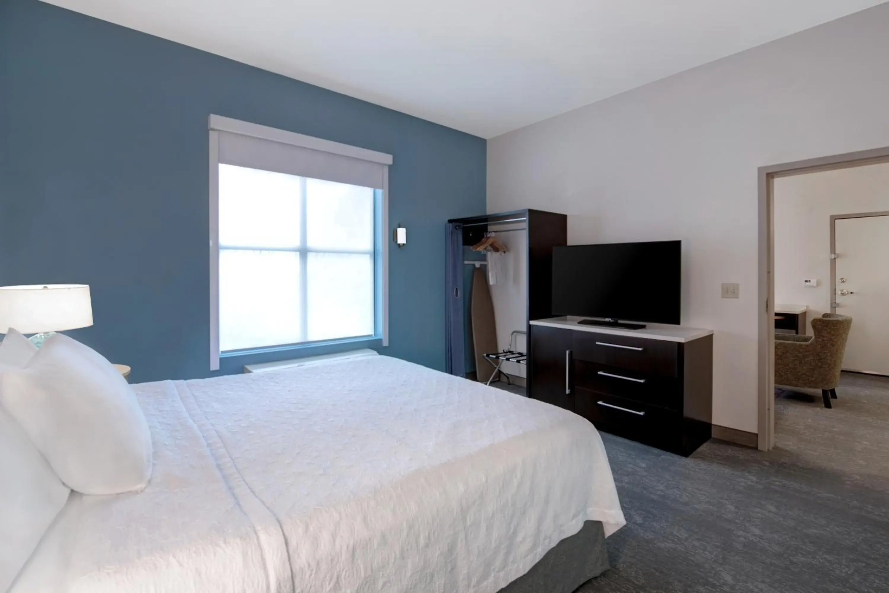 King Suite with Roll-In Shower - Mobility and Hearing Access/Non-Smoking in Home2 Suites by Hilton Tuscaloosa Downtown University Boulevard King Suite with Roll-In Shower - Mobility and Hearing Access/Non-Smoking in Home2 Suites by Hilton Tuscaloosa Downtown University Boulevard