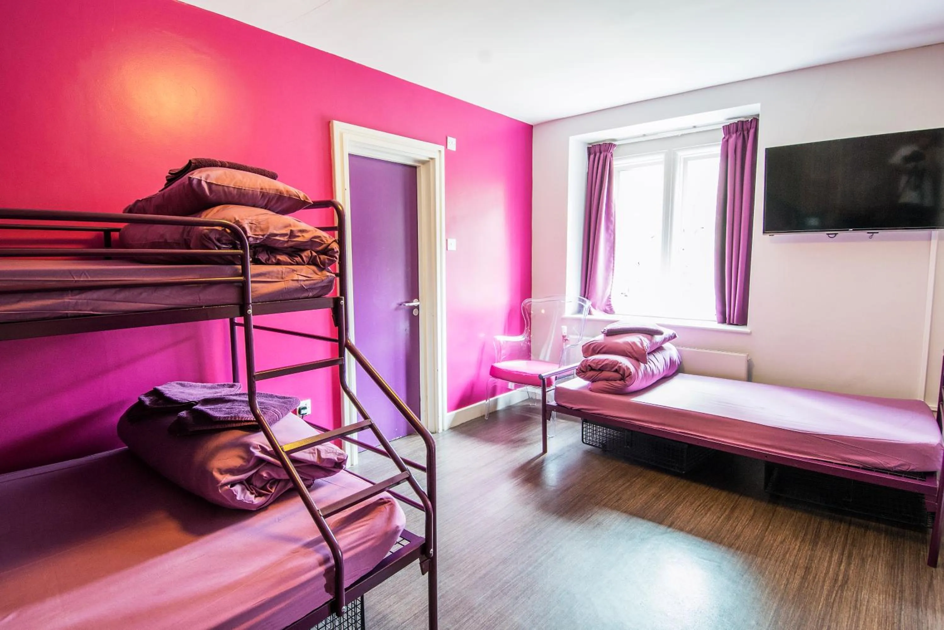 Bedroom, Bed in Safestay London Kensington Holland Park