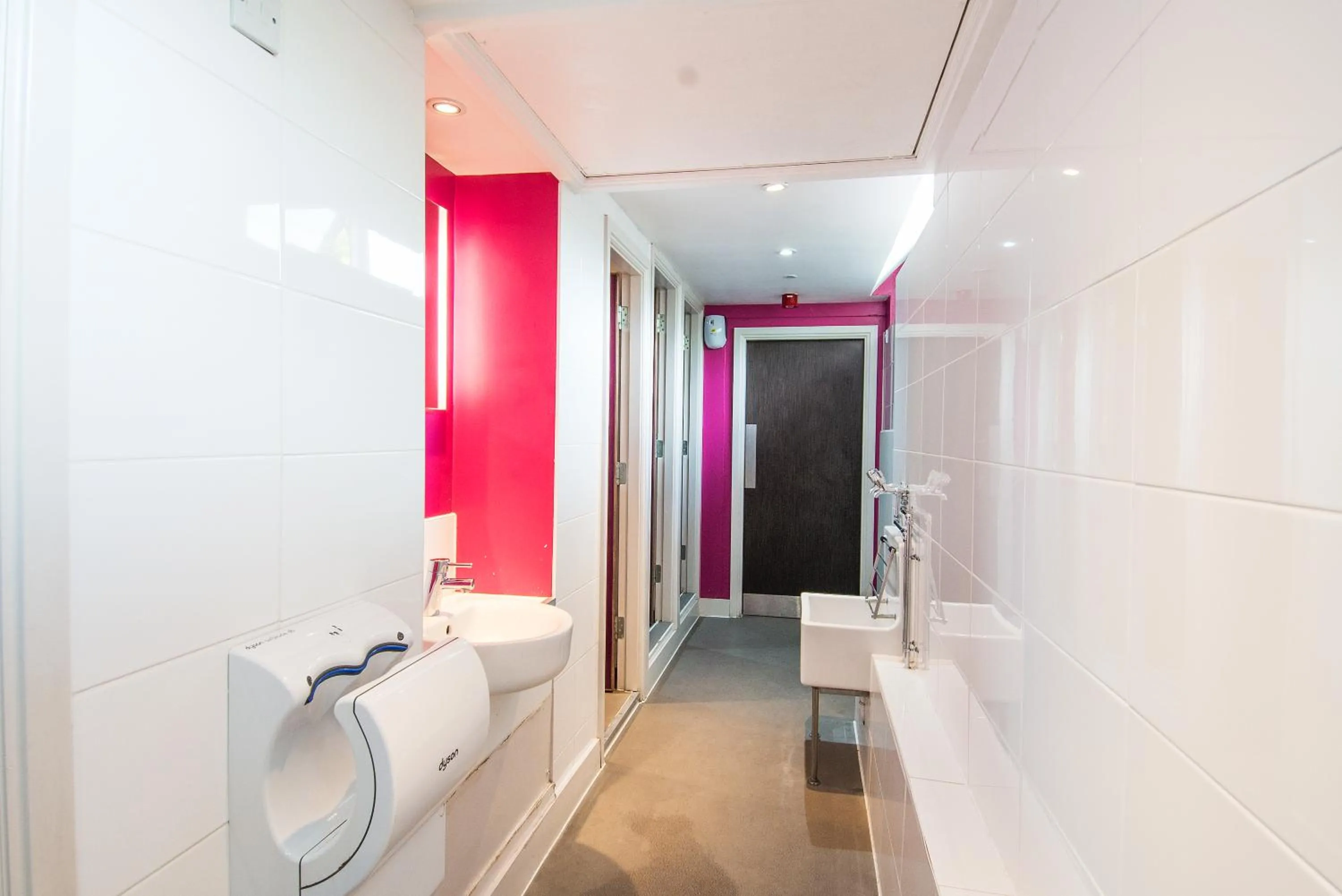 Bathroom, Bed in Safestay London Kensington Holland Park
