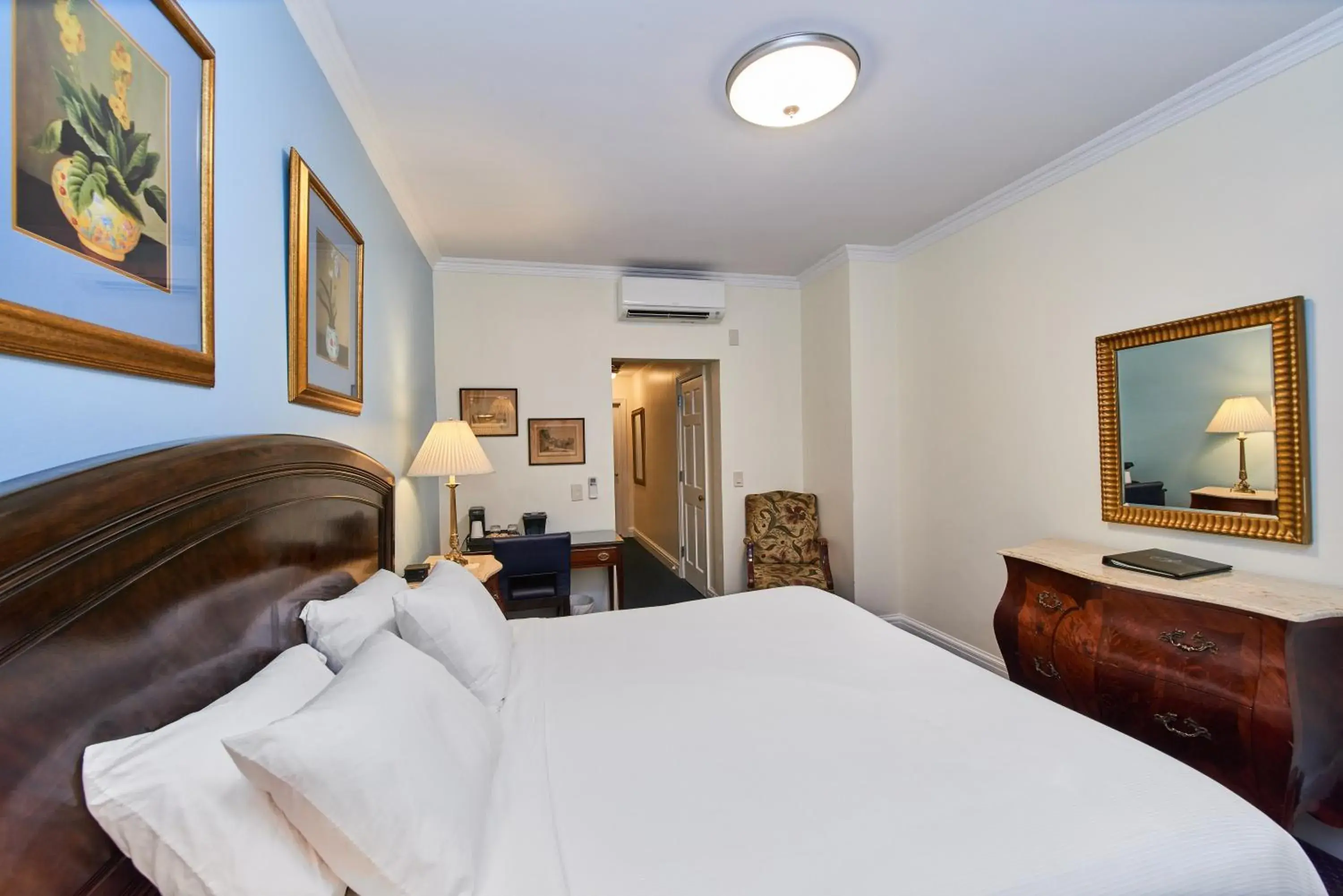 Photo of the whole room, Bed in 3 West Club Photo of the whole room, Bed in 3 West Club