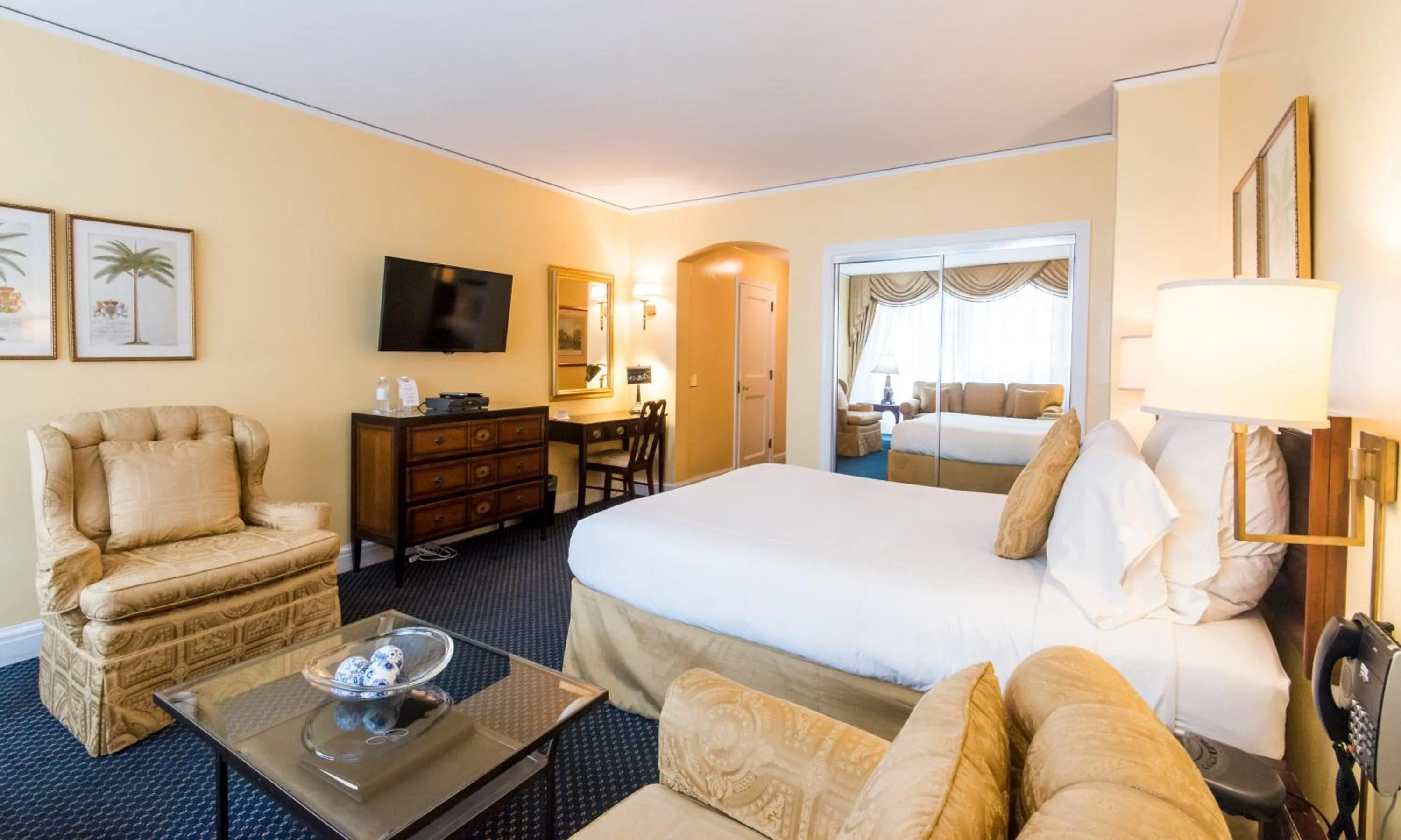 Photo of the whole room, Bed in 3 West Club