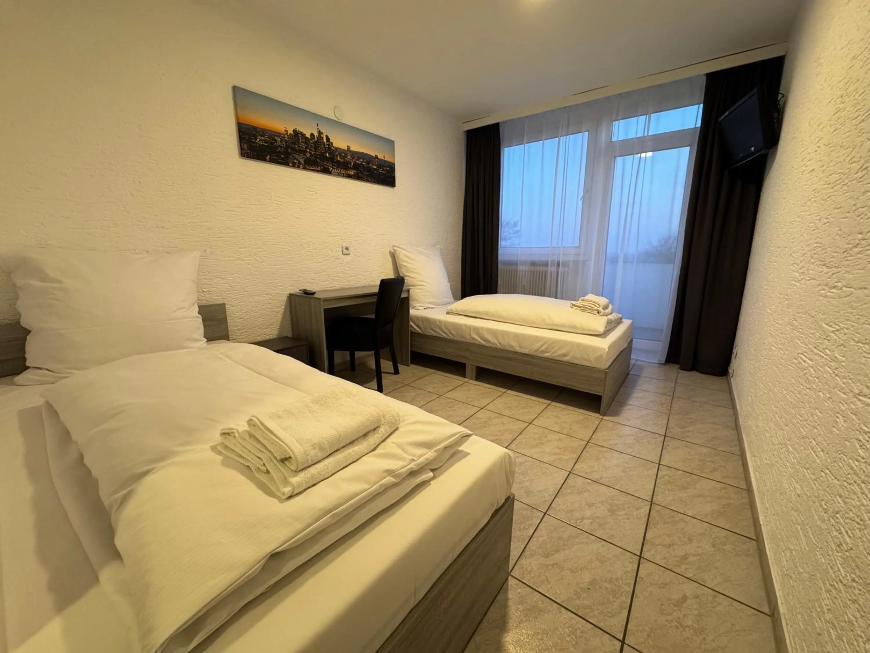 Twin Room with Shower in Hotel Main Taunus