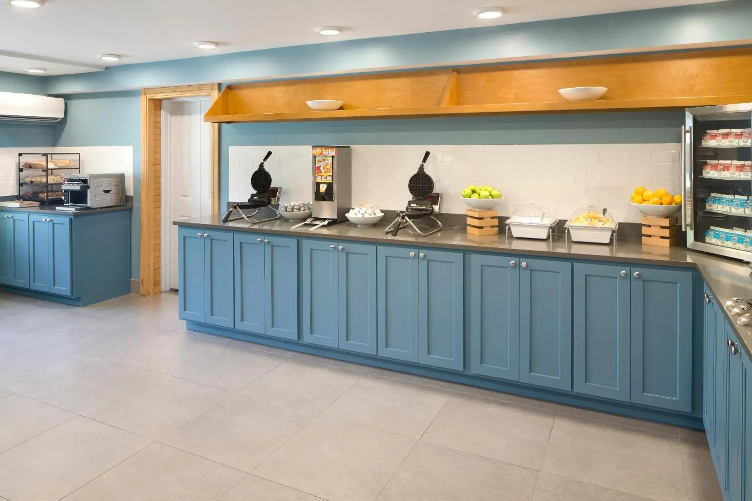 Continental breakfast in Country Inn & Suites Downtown Convention Center by Radisson, Gatlinburg, TN Continental breakfast in Country Inn & Suites Downtown Convention Center by Radisson, Gatlinburg, TN