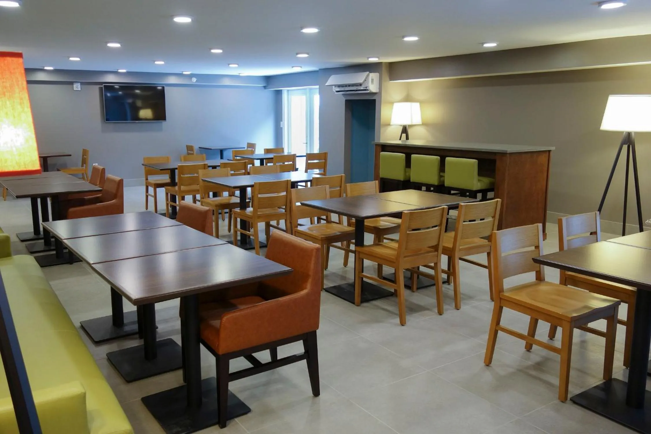 Communal lounge/ TV room in Country Inn & Suites Downtown Convention Center by Radisson, Gatlinburg, TN