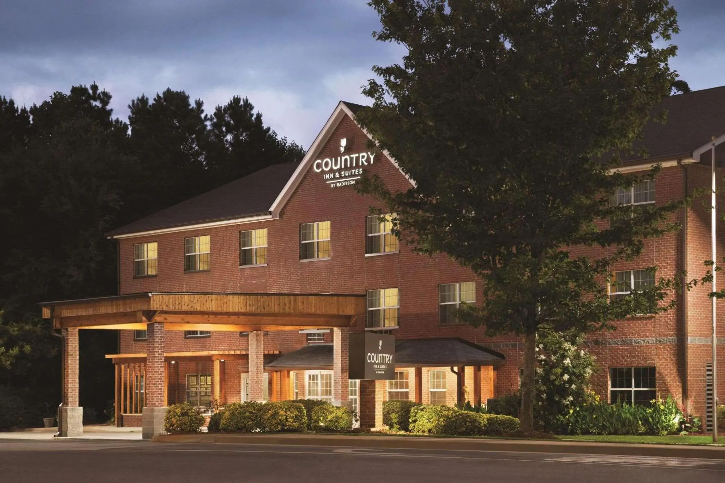 Property building in Country Inn & Suites by Radisson, Newnan, GA Property building in Country Inn & Suites by Radisson, Newnan, GA