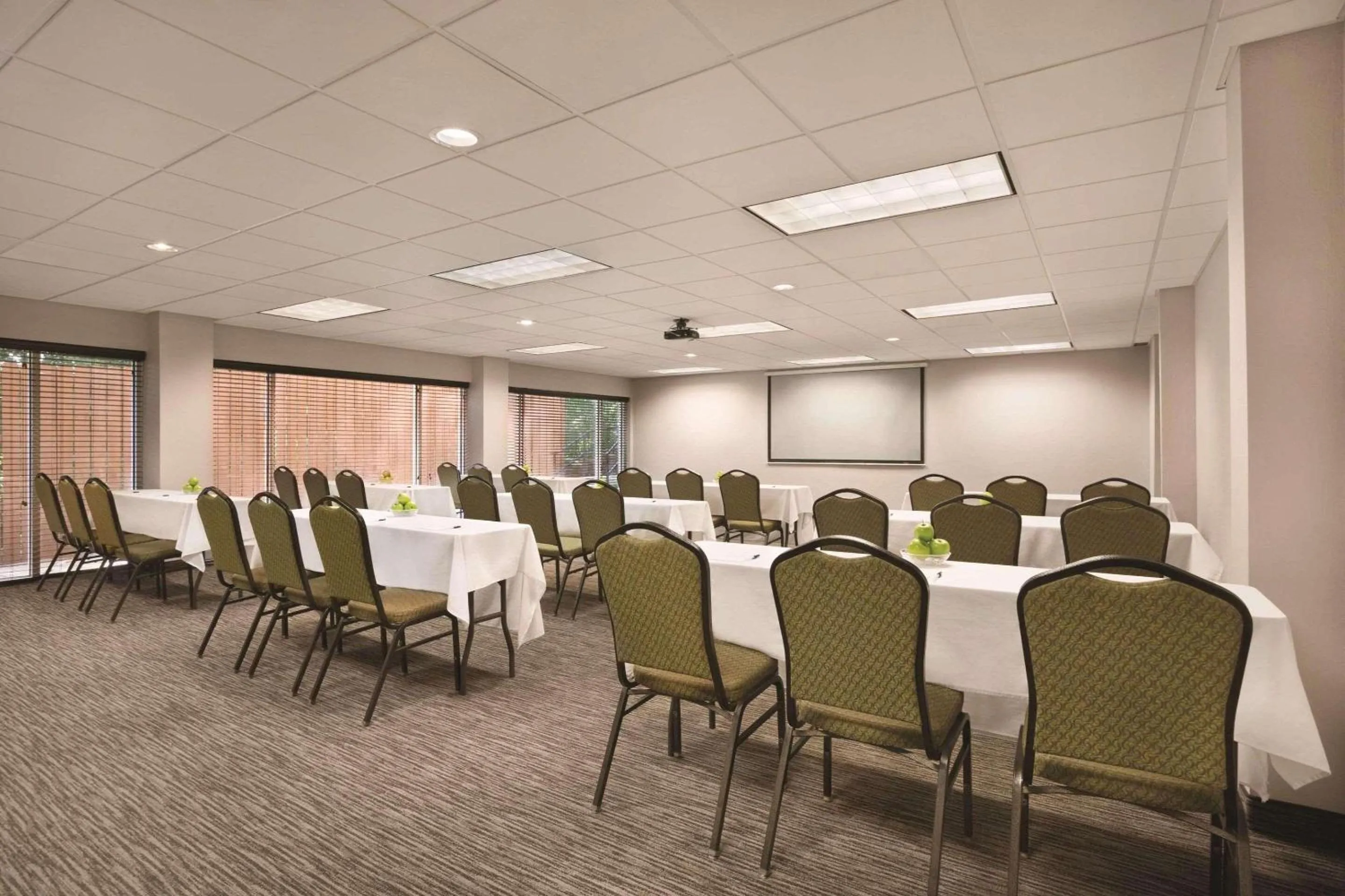 Meeting/conference room in Country Inn & Suites by Radisson, Newnan, GA
