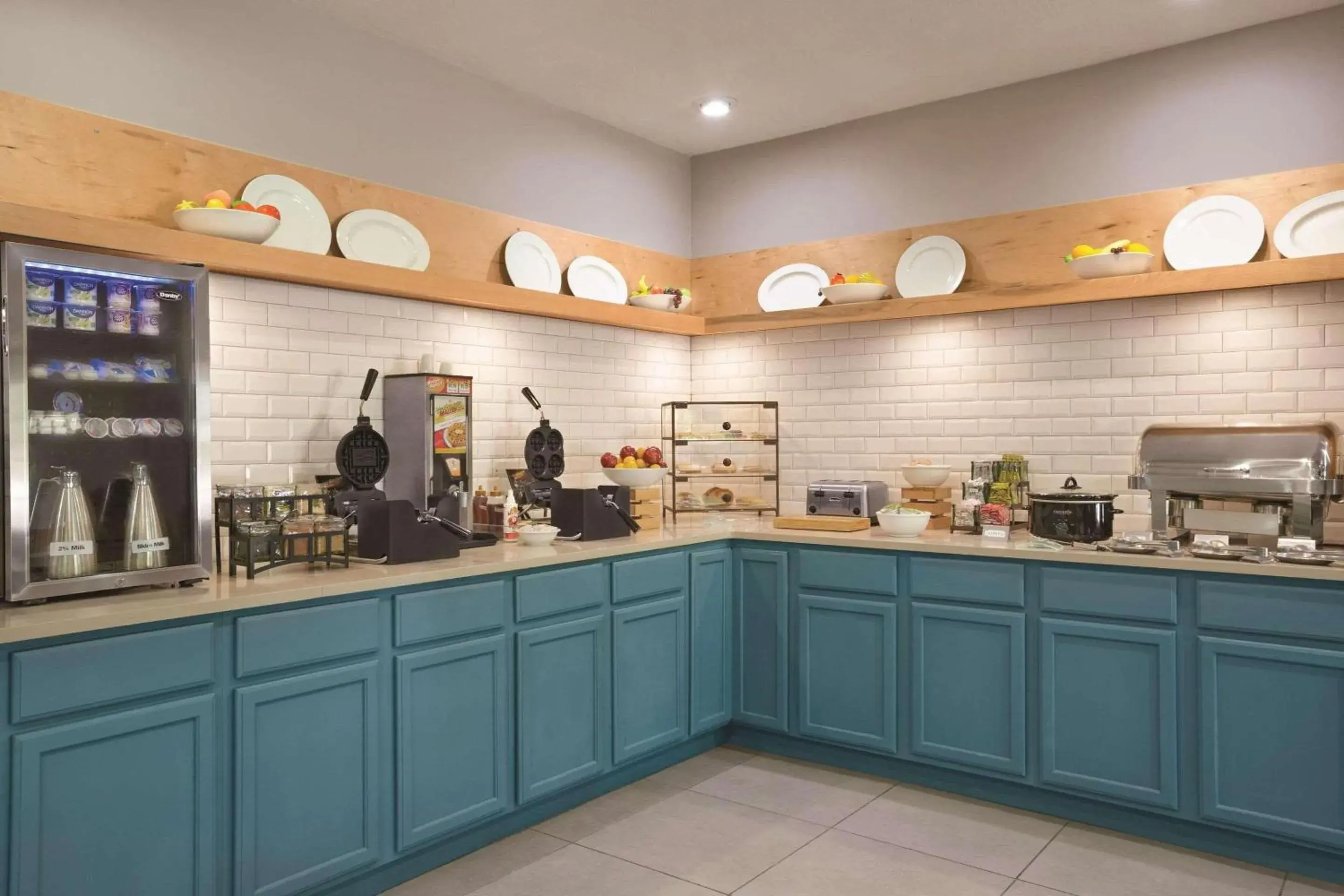 Breakfast in Country Inn & Suites by Radisson, Newnan, GA Breakfast in Country Inn & Suites by Radisson, Newnan, GA