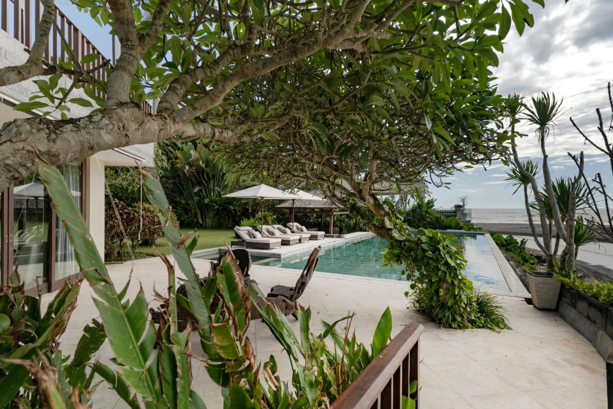 Swimming pool in OMEKAI Cemagi by Nakula