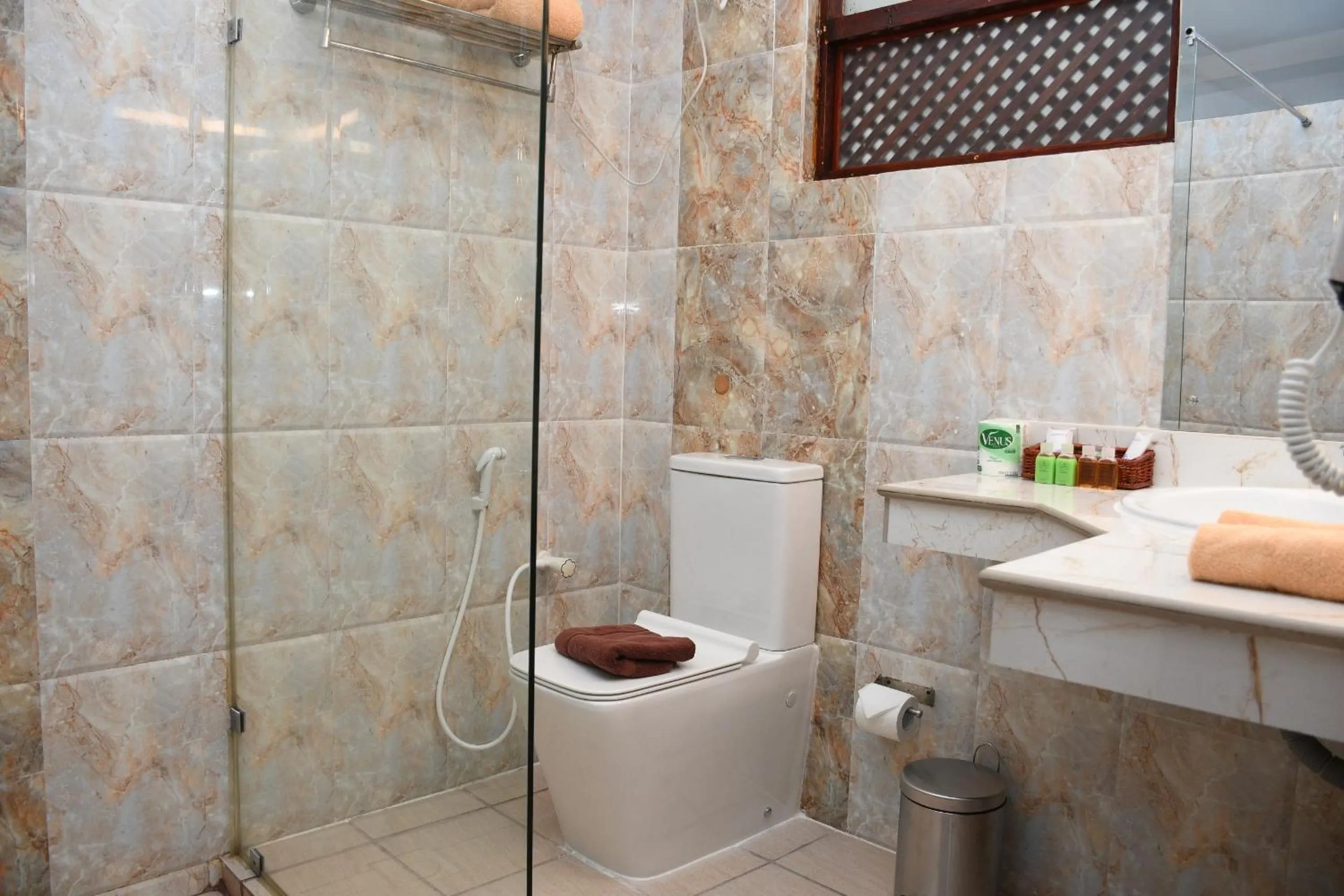 Toilet in Hotel Lanka Super Corals