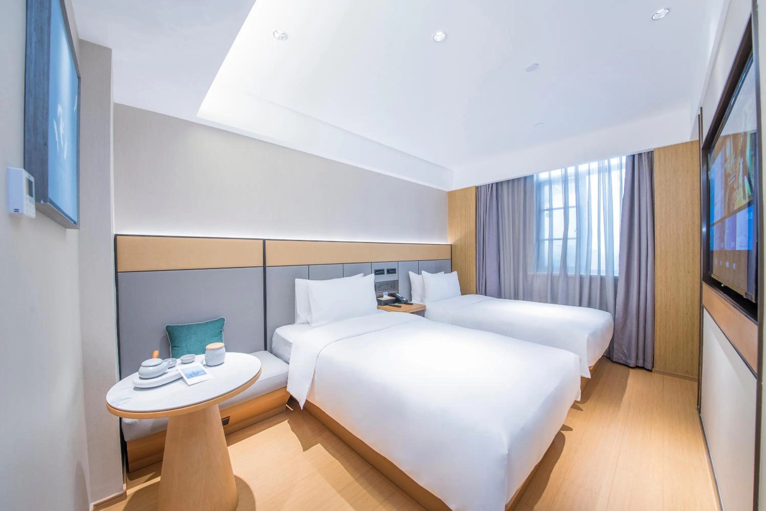 Photo of the whole room, Bed in Ji Hotel - Shanghai Nanjing Road People's Square