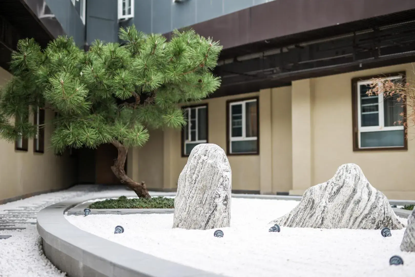 Inner courtyard view in Ji Hotel - Shanghai Nanjing Road People's Square Inner courtyard view in Ji Hotel - Shanghai Nanjing Road People's Square