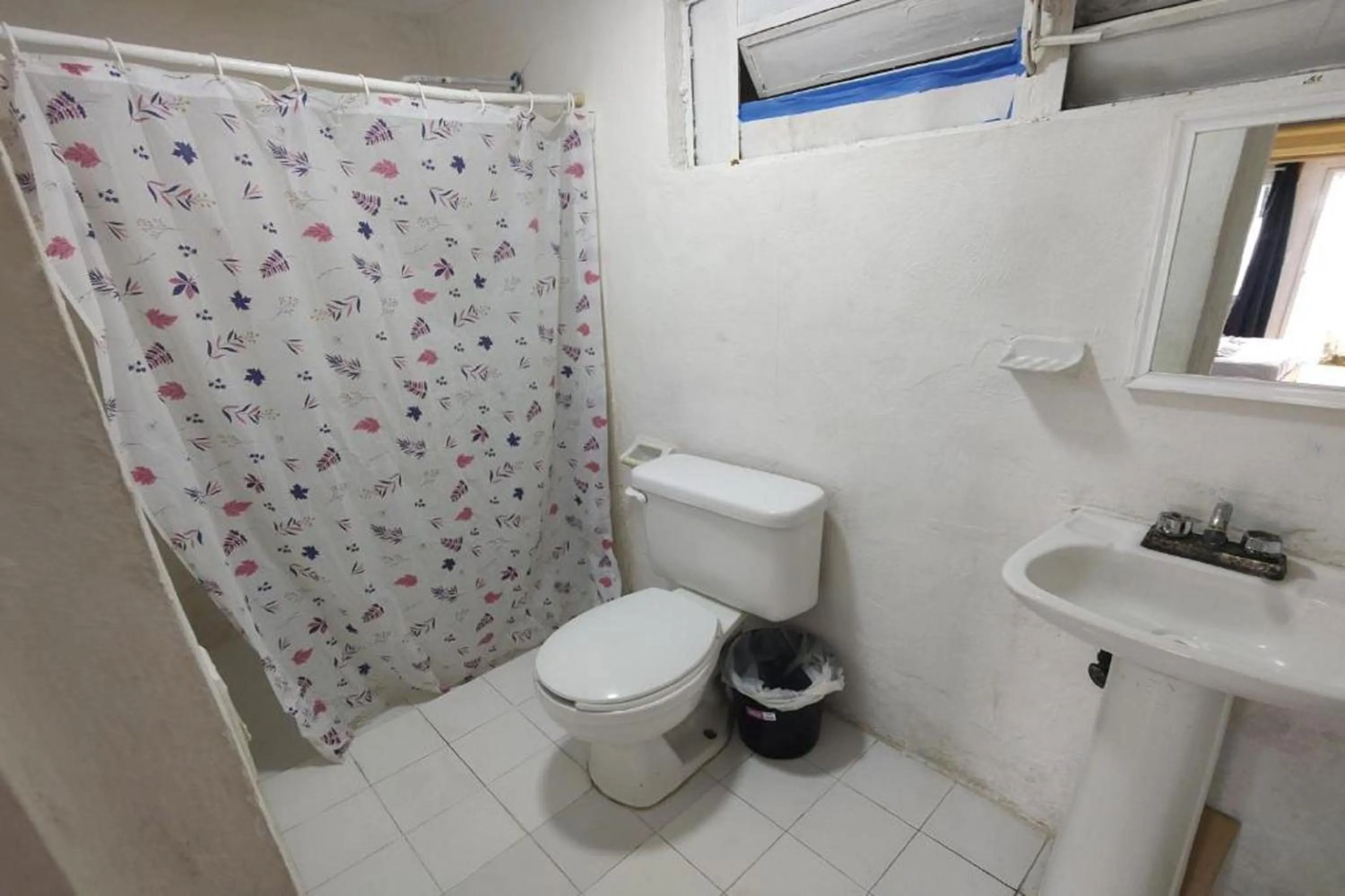 Bathroom in OYO Hotel Colibri