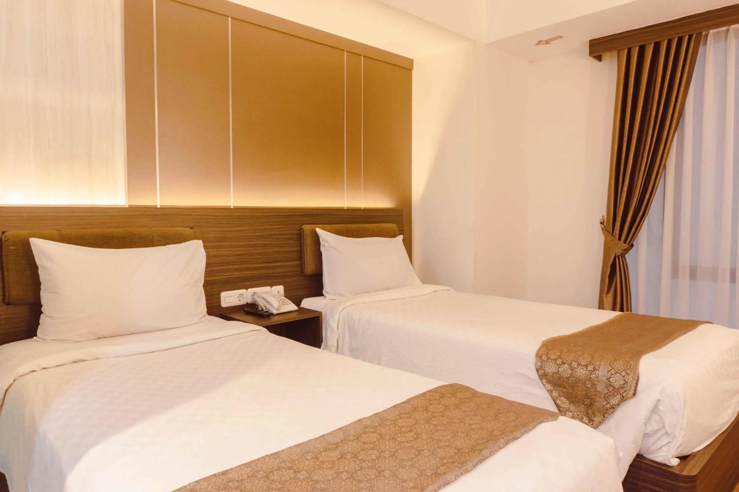Bed in Fahira Hotel Syariah Bukittinggi