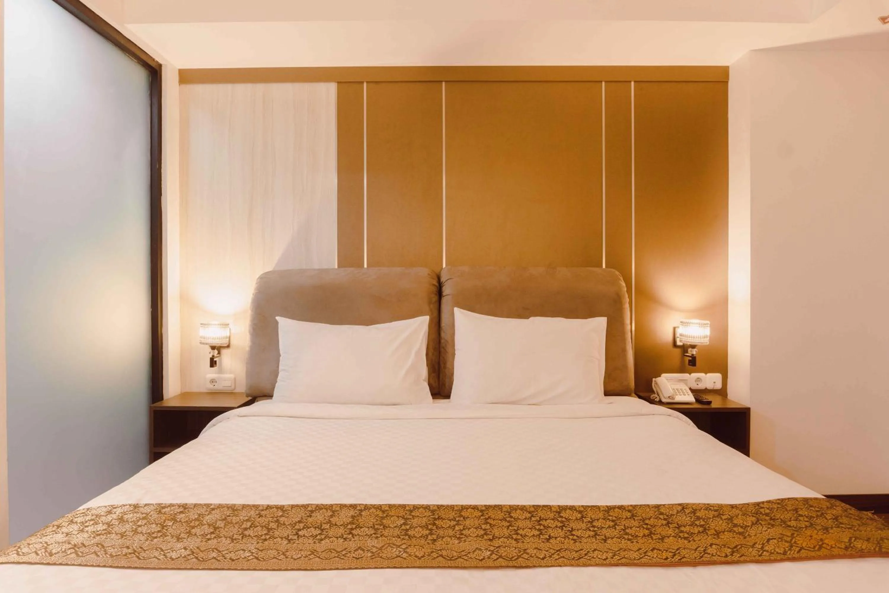 Bed in Fahira Hotel Syariah Bukittinggi