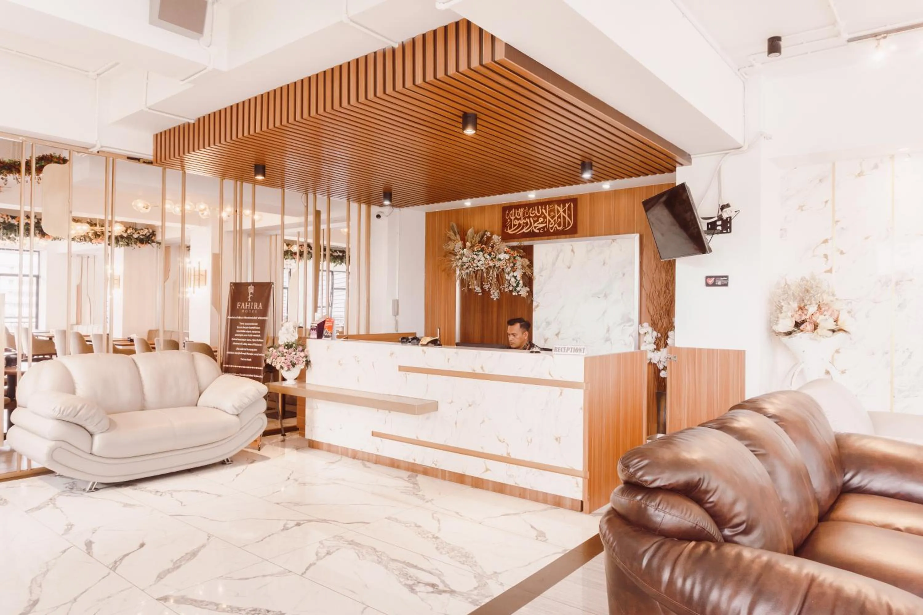 Lobby or reception in Fahira Hotel Syariah Bukittinggi