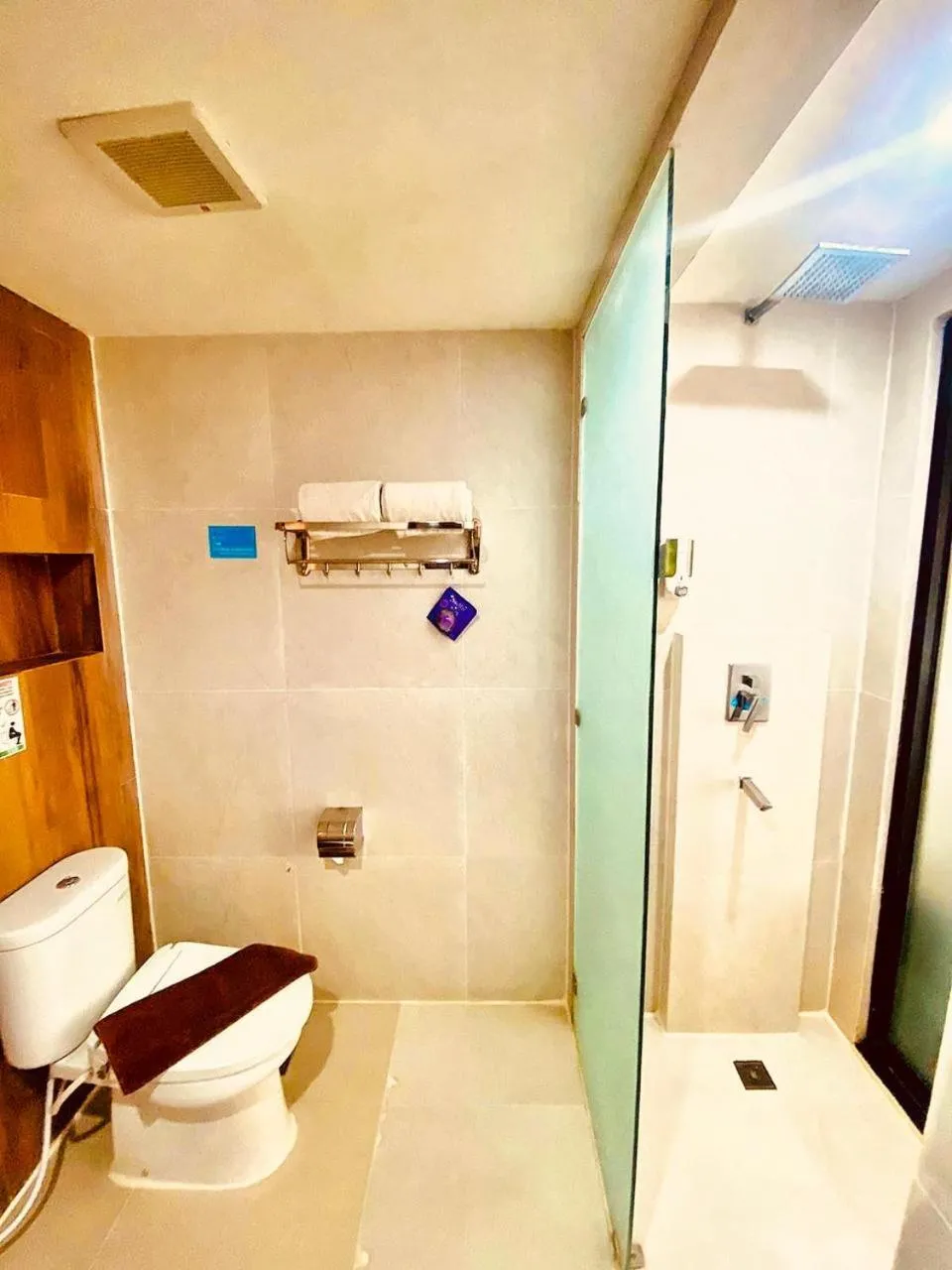 Shower in Fahira Hotel Syariah Bukittinggi