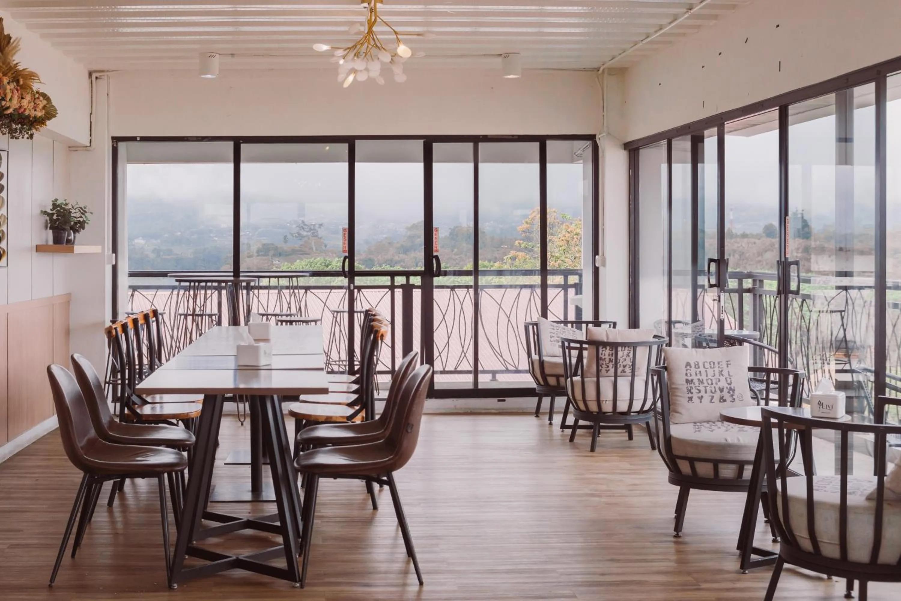 Restaurant/places to eat in Fahira Hotel Syariah Bukittinggi
