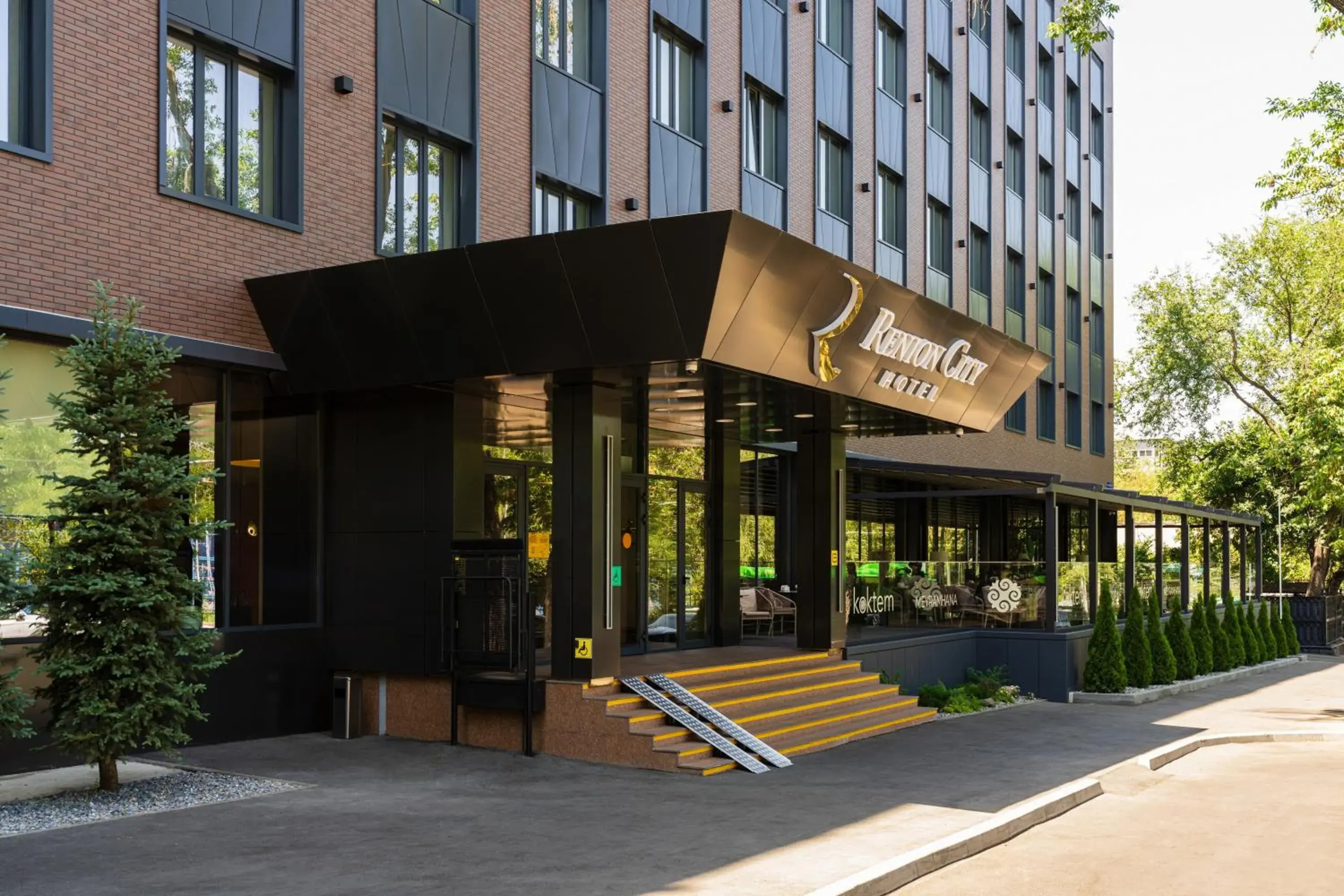 Property building in Renion City Hotel Property building in Renion City Hotel