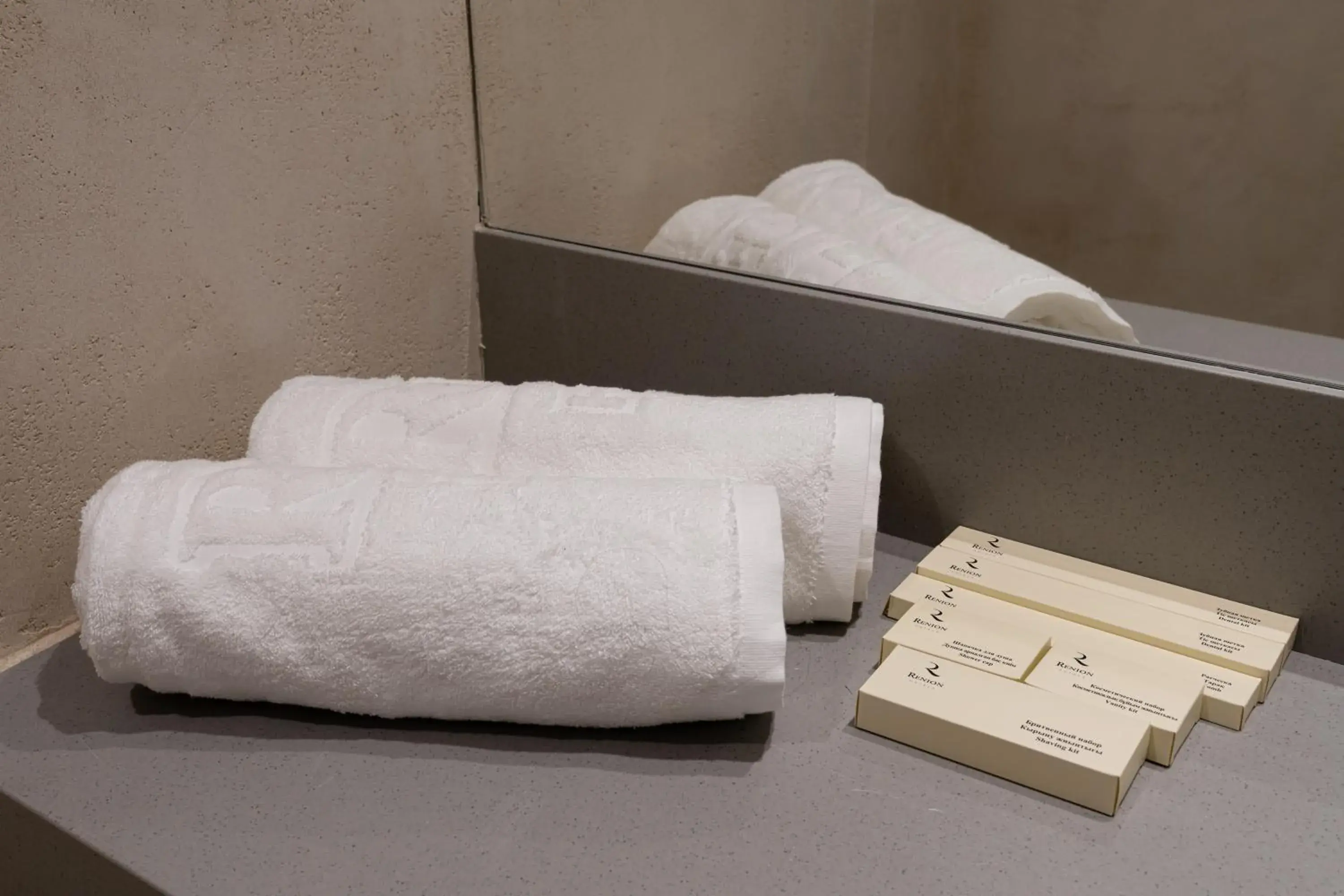 Shower, Bed in Renion City Hotel Shower, Bed in Renion City Hotel