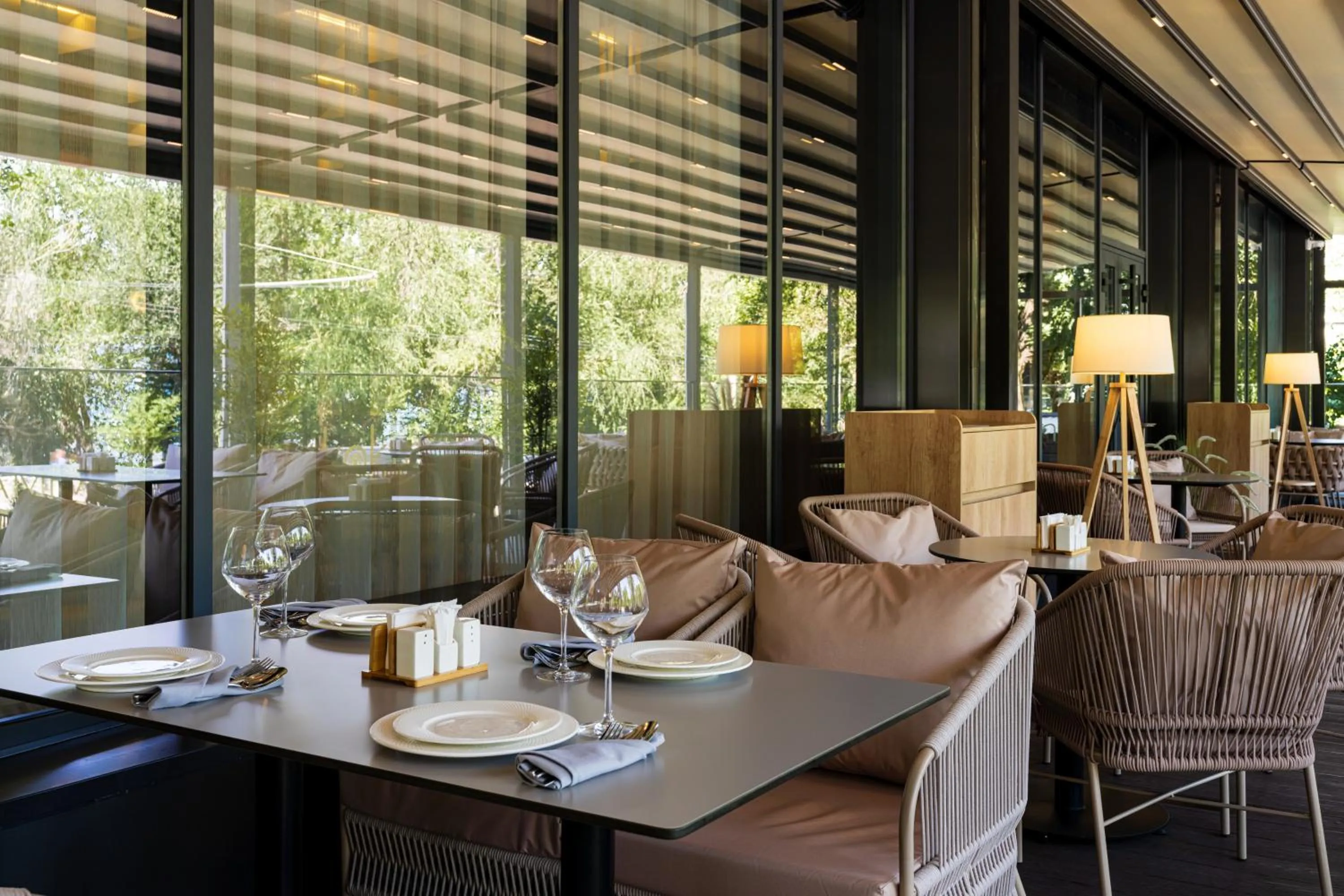 Restaurant/places to eat in Renion City Hotel