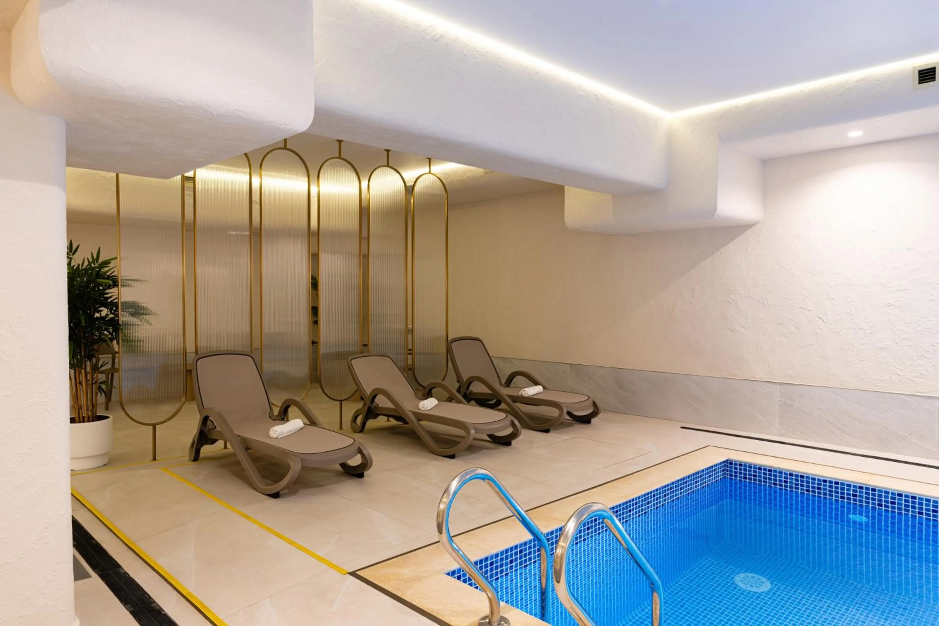 Swimming pool in Renion City Hotel