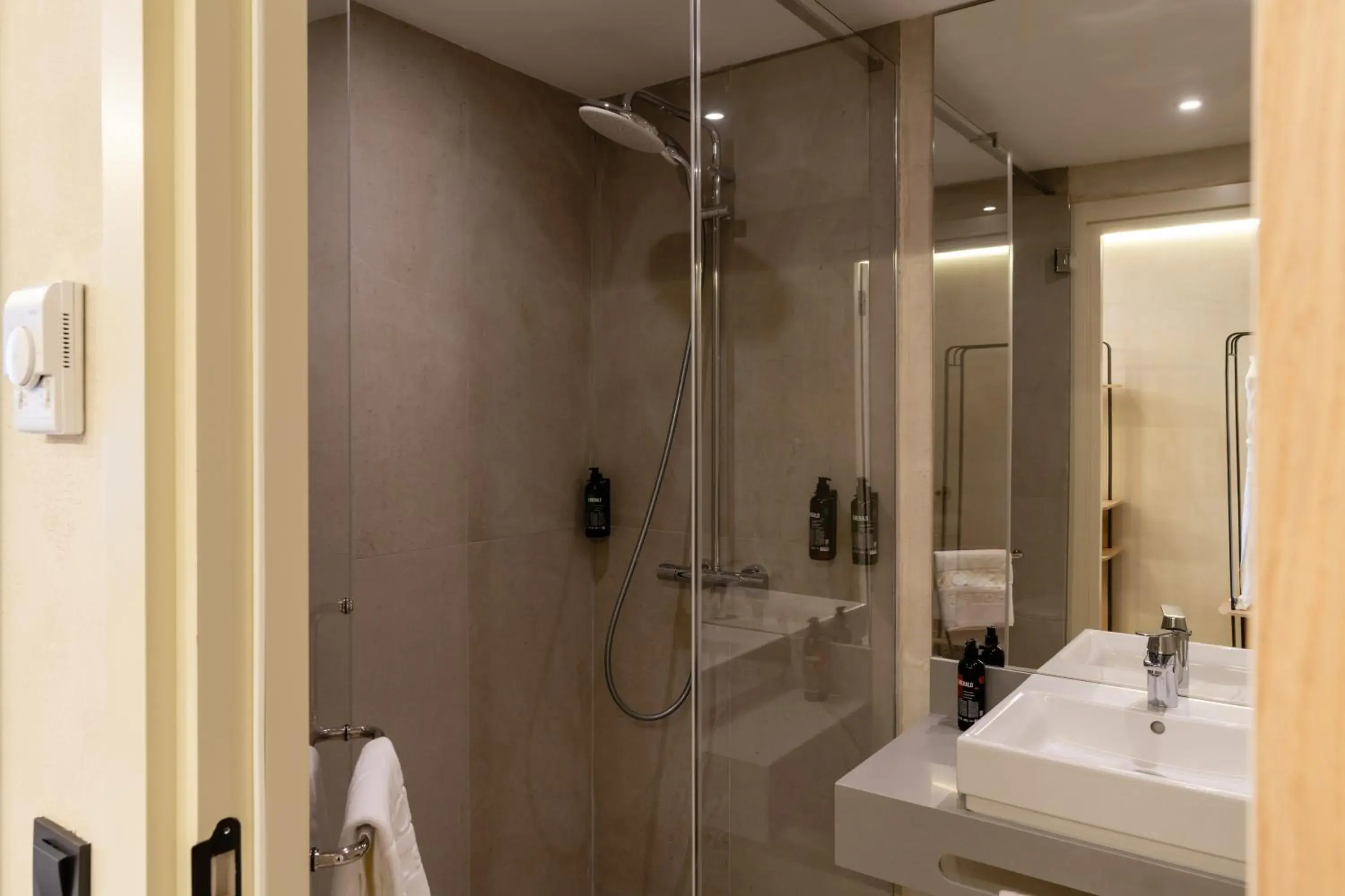 Shower in Renion City Hotel Shower in Renion City Hotel