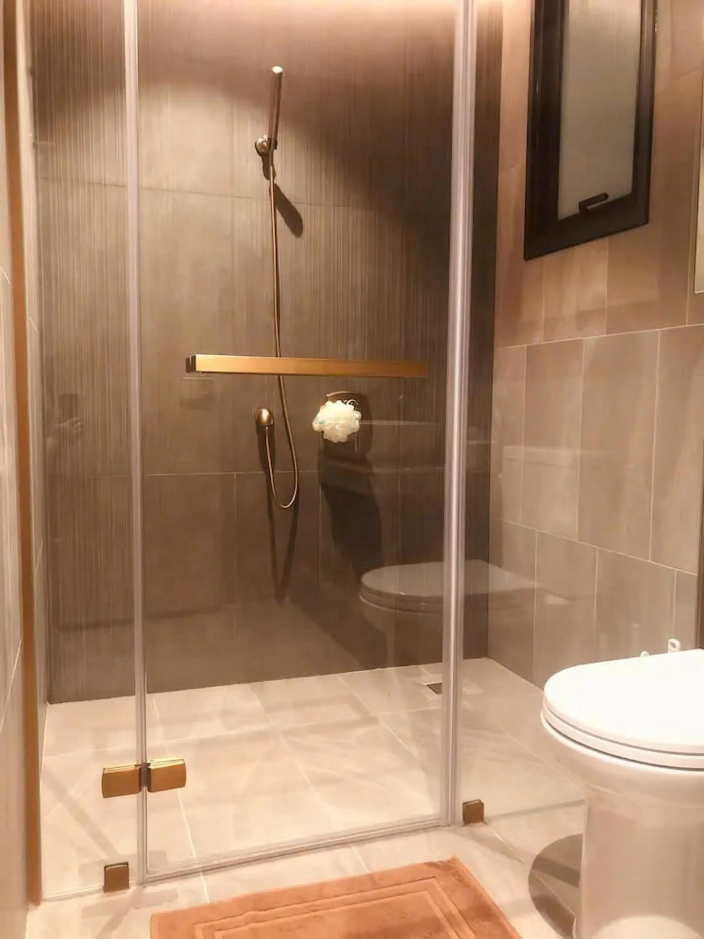 Shower in The Antonia Apartments - Korea Town D7