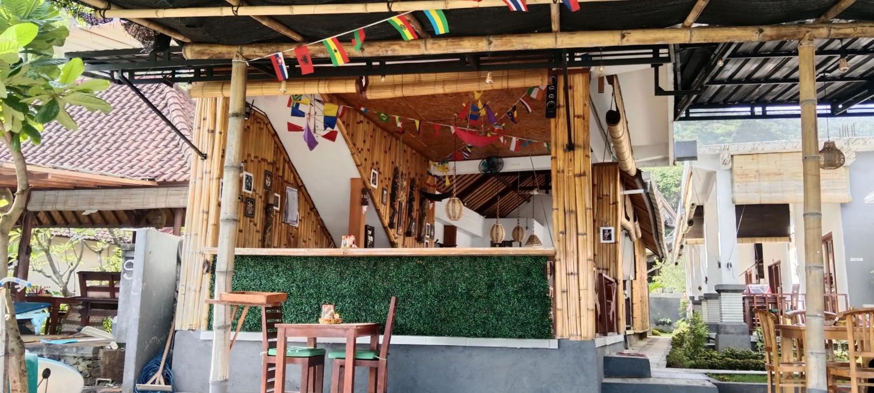 Restaurant/places to eat in Beten Enjung Home Stay&rooftop