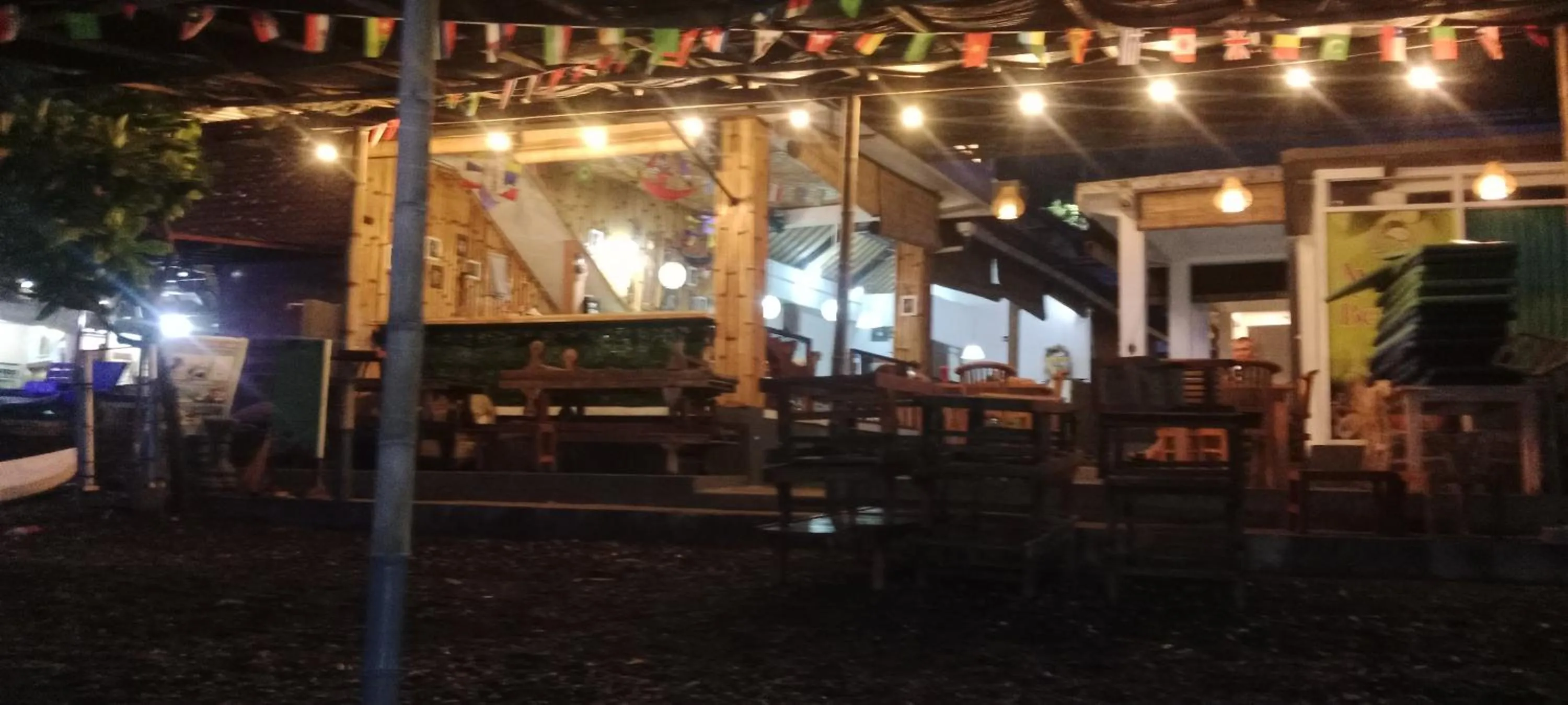 Restaurant/places to eat in Beten Enjung Home Stay&rooftop
