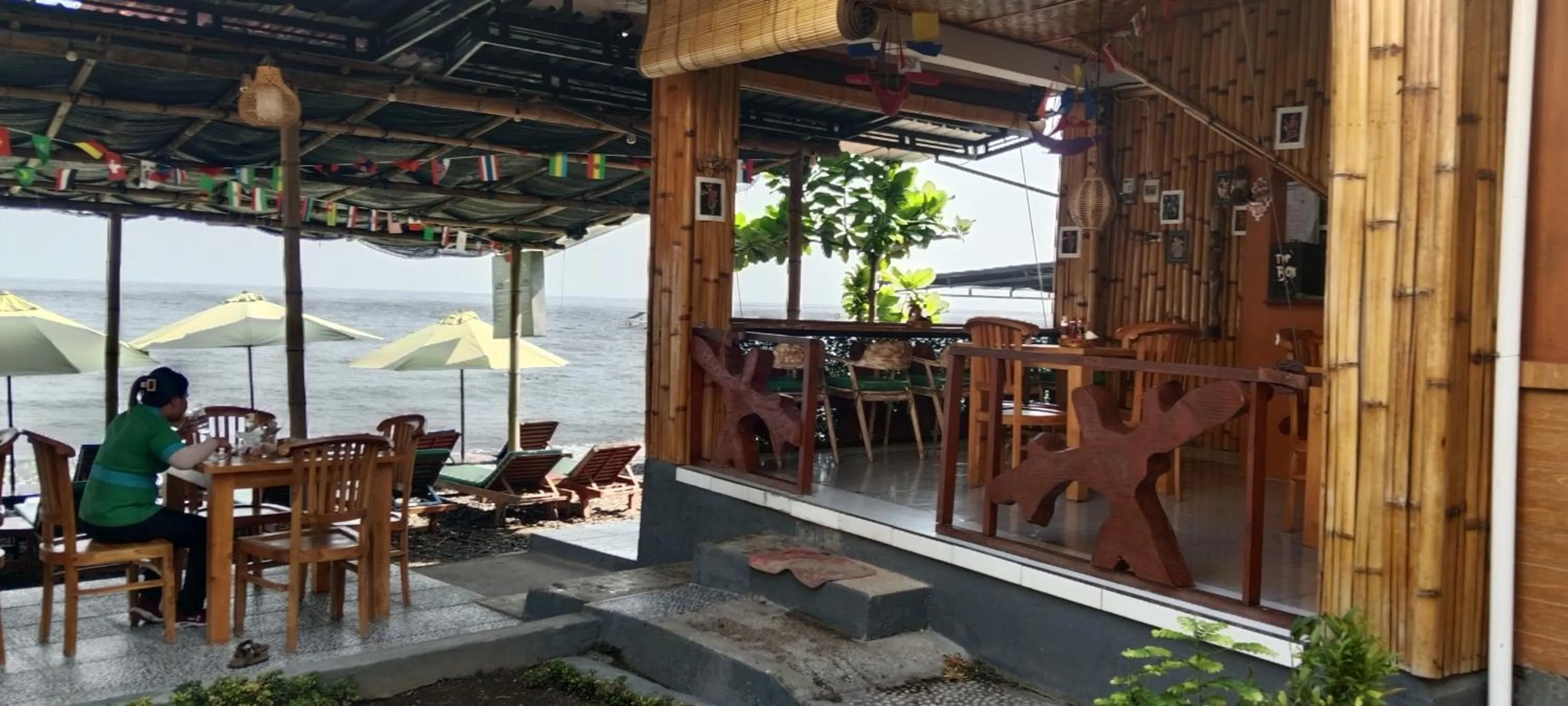 Restaurant/places to eat in Beten Enjung Home Stay&rooftop