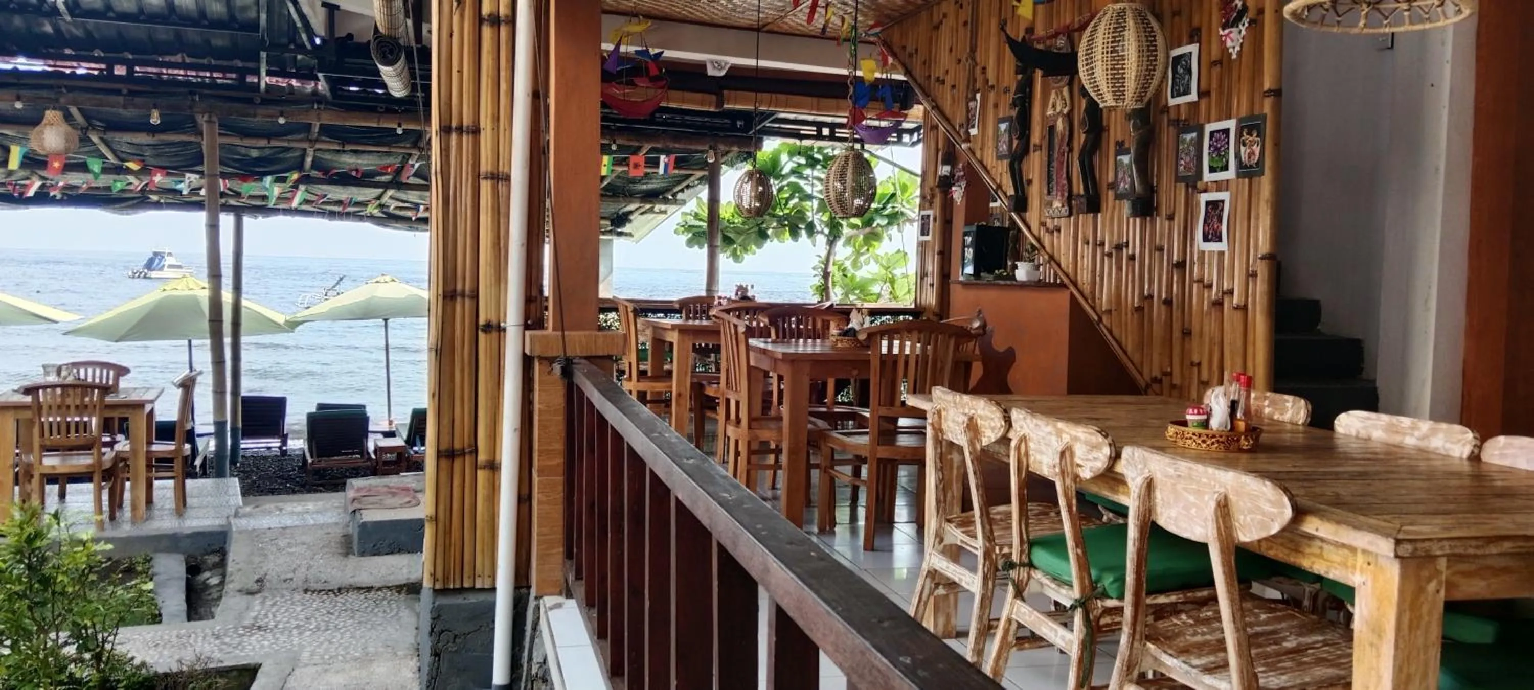 Restaurant/places to eat in Beten Enjung Home Stay&rooftop