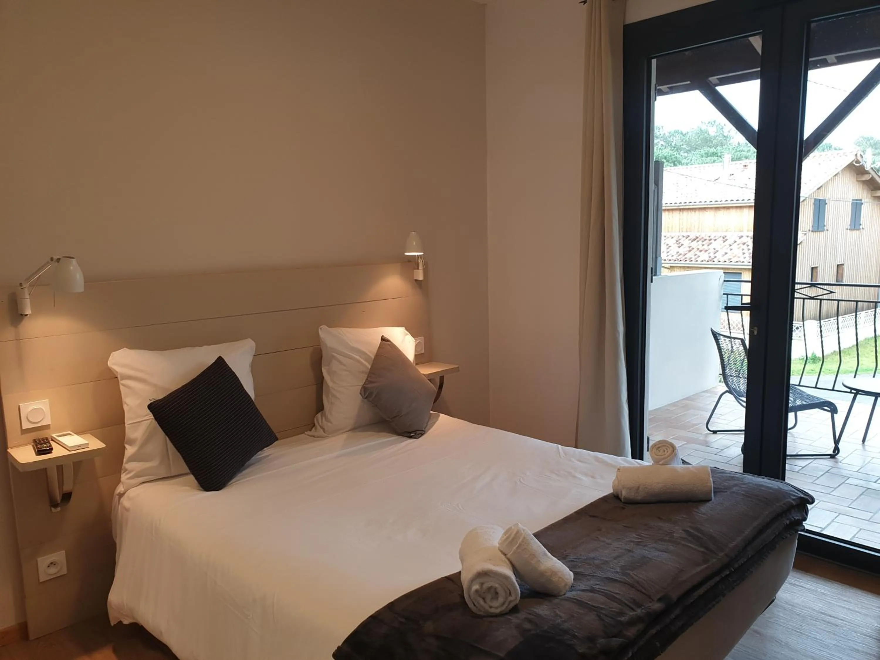 Bedroom, Bed in Hotel Cote et Lac