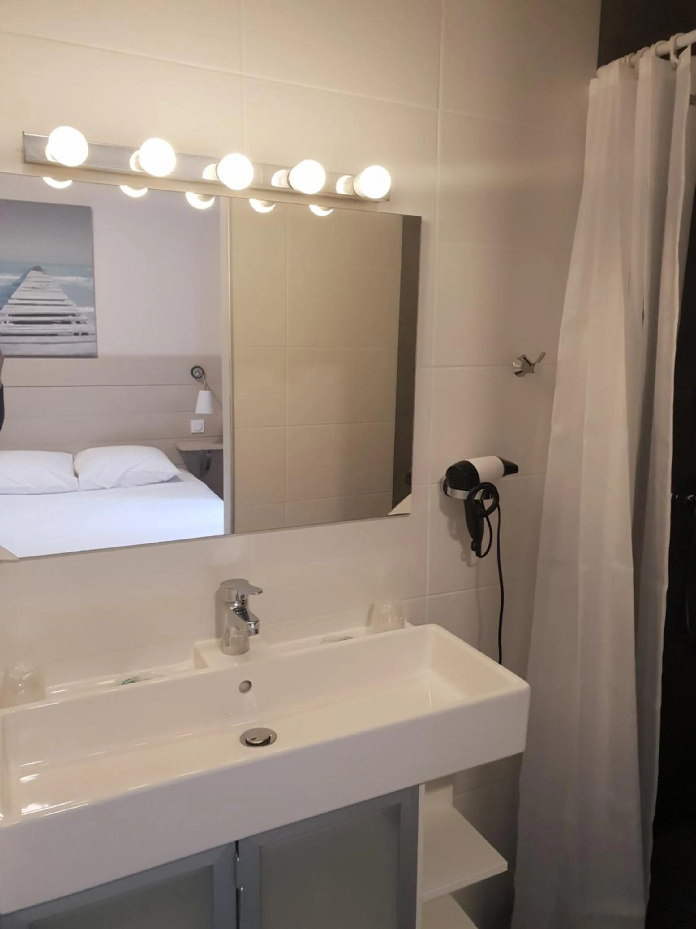 Bathroom, Bed in Hotel Cote et Lac