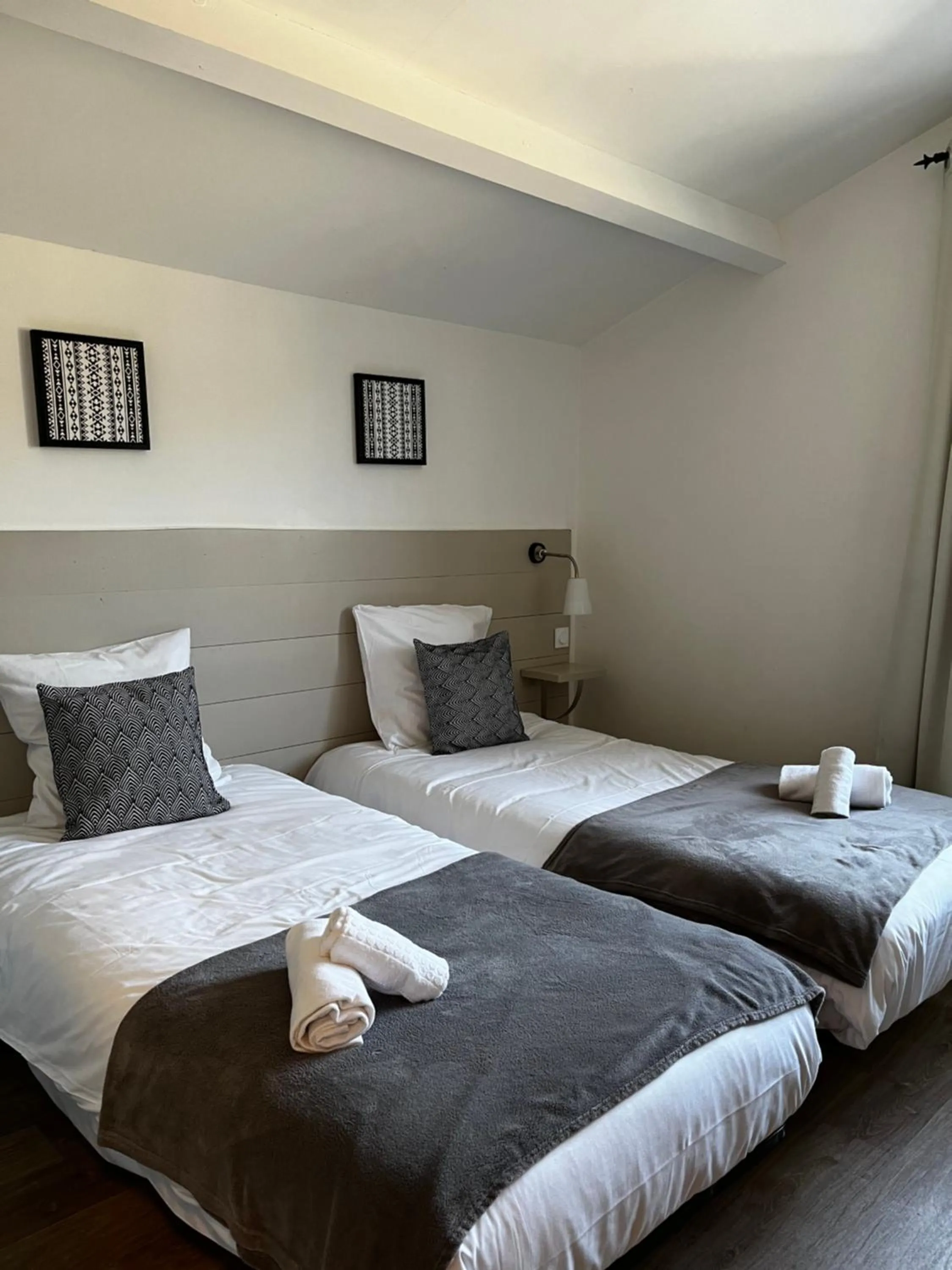 Bedroom, Bed in Hotel Cote et Lac