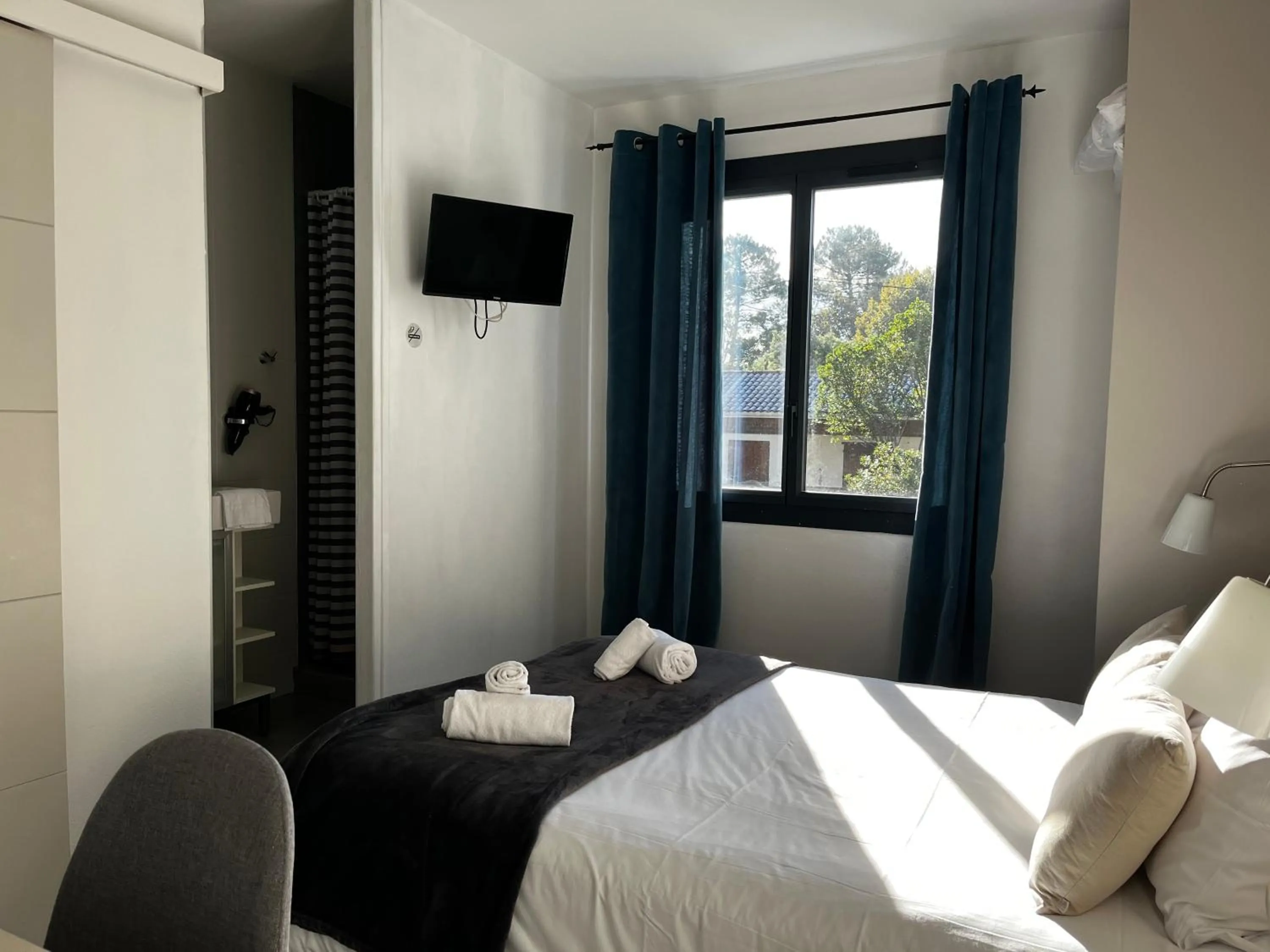 Bedroom, Bed in Hotel Cote et Lac