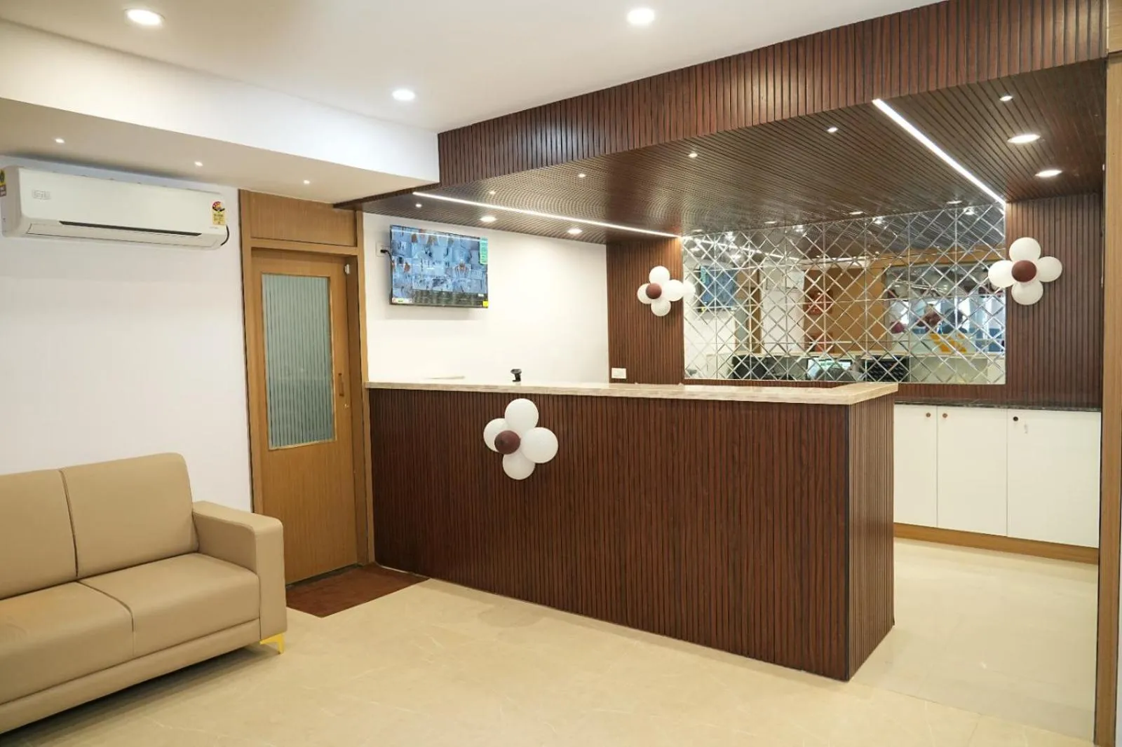 Lobby or reception in Hotel Kalyan Suites