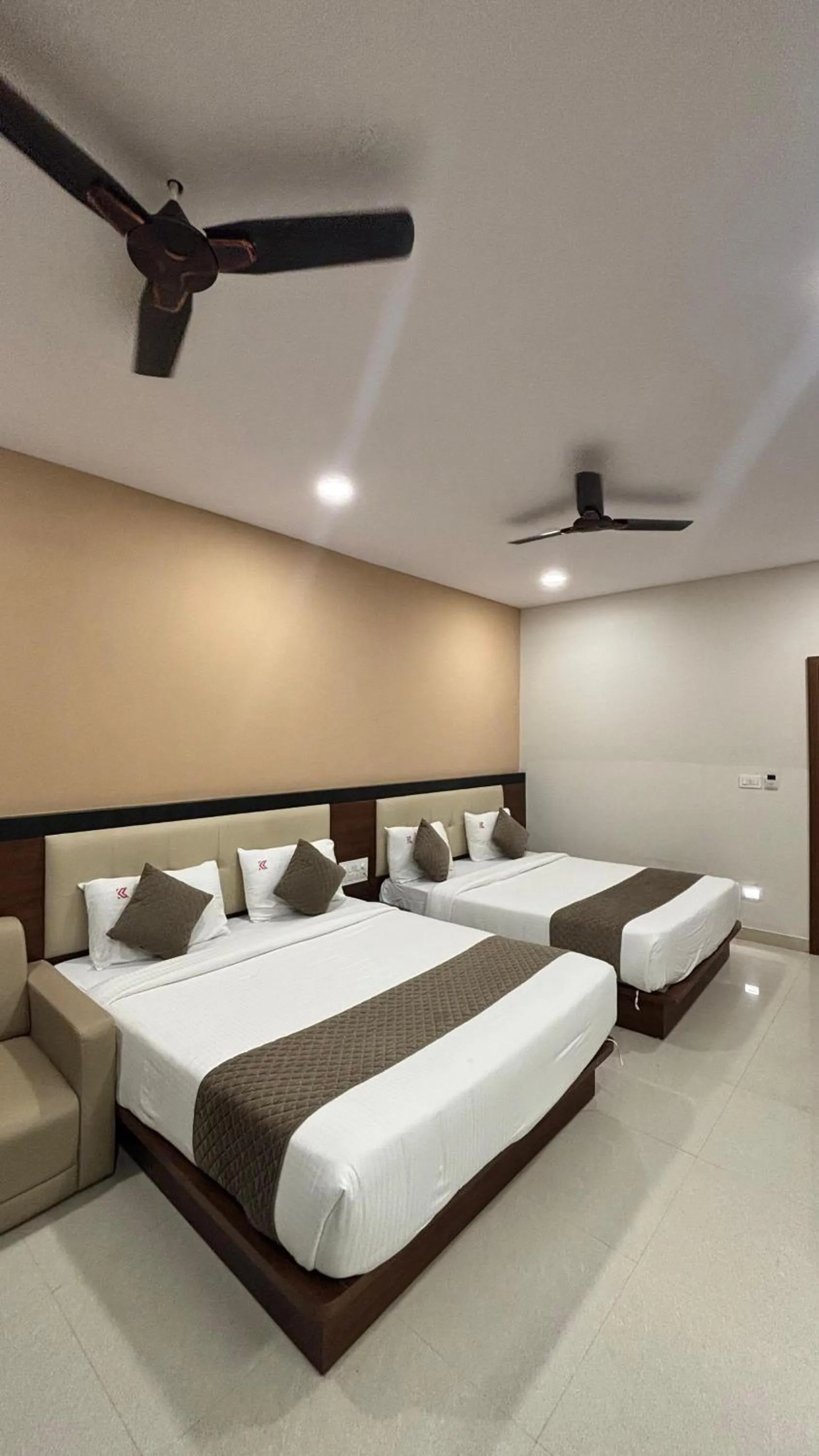Bed in Hotel Kalyan Suites