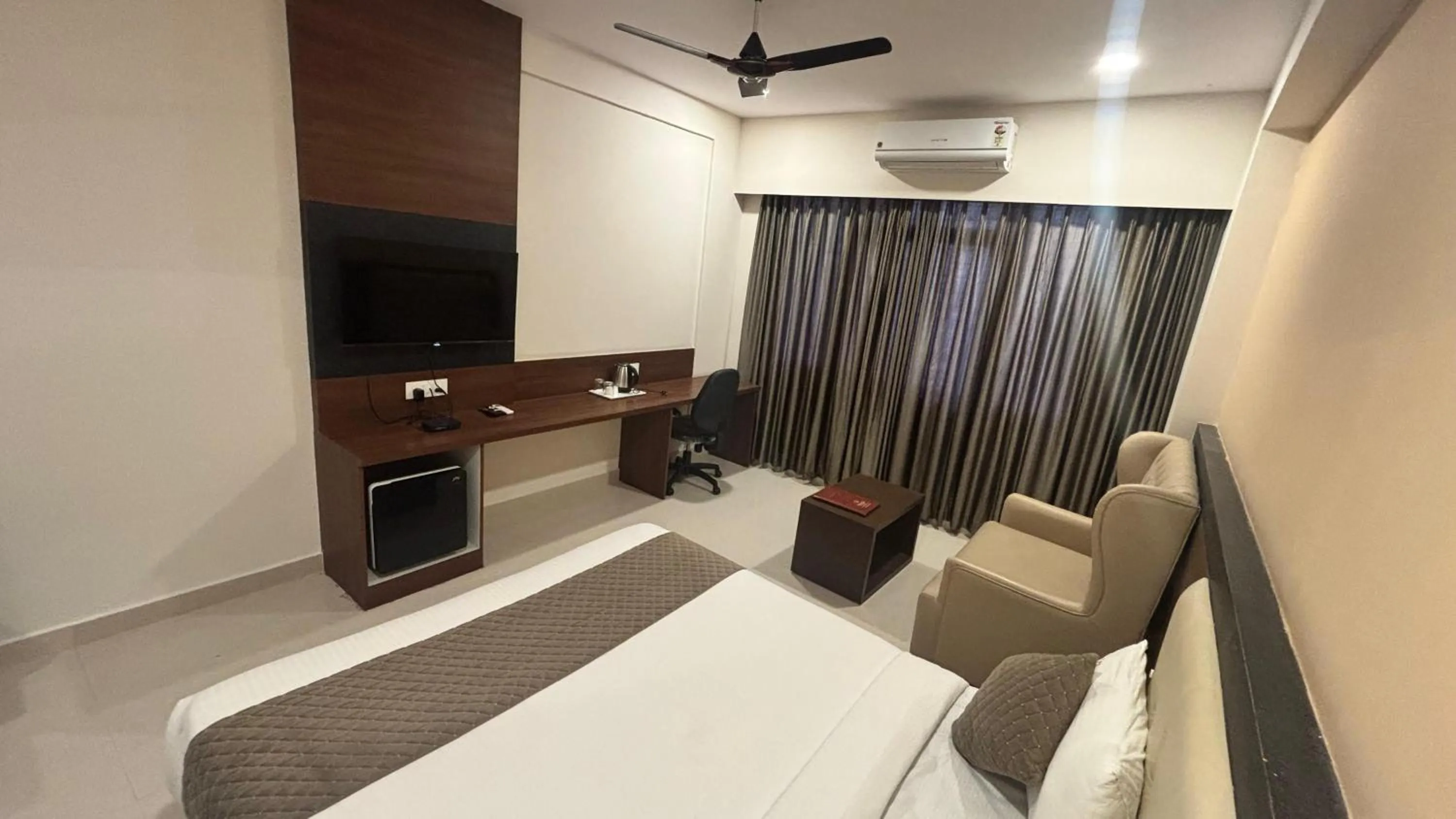 TV and multimedia, Bed in Hotel Kalyan Suites