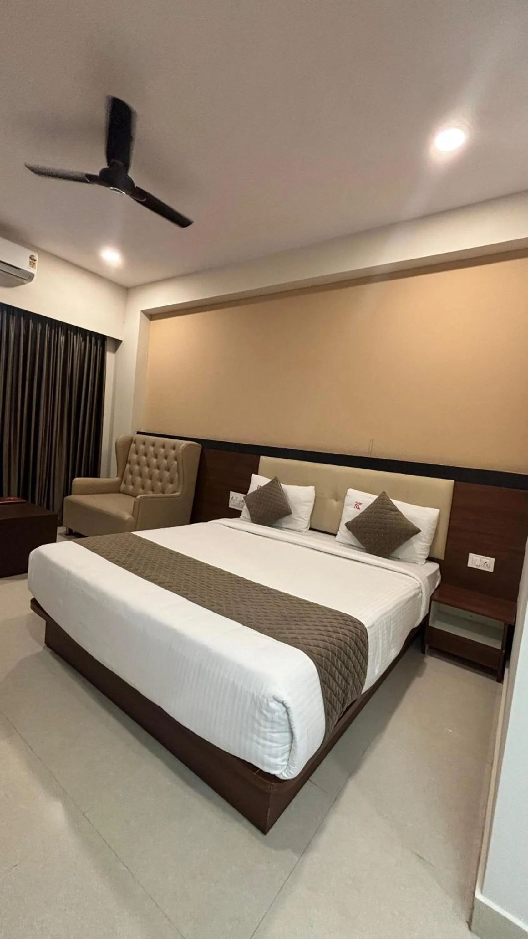 Bed in Hotel Kalyan Suites