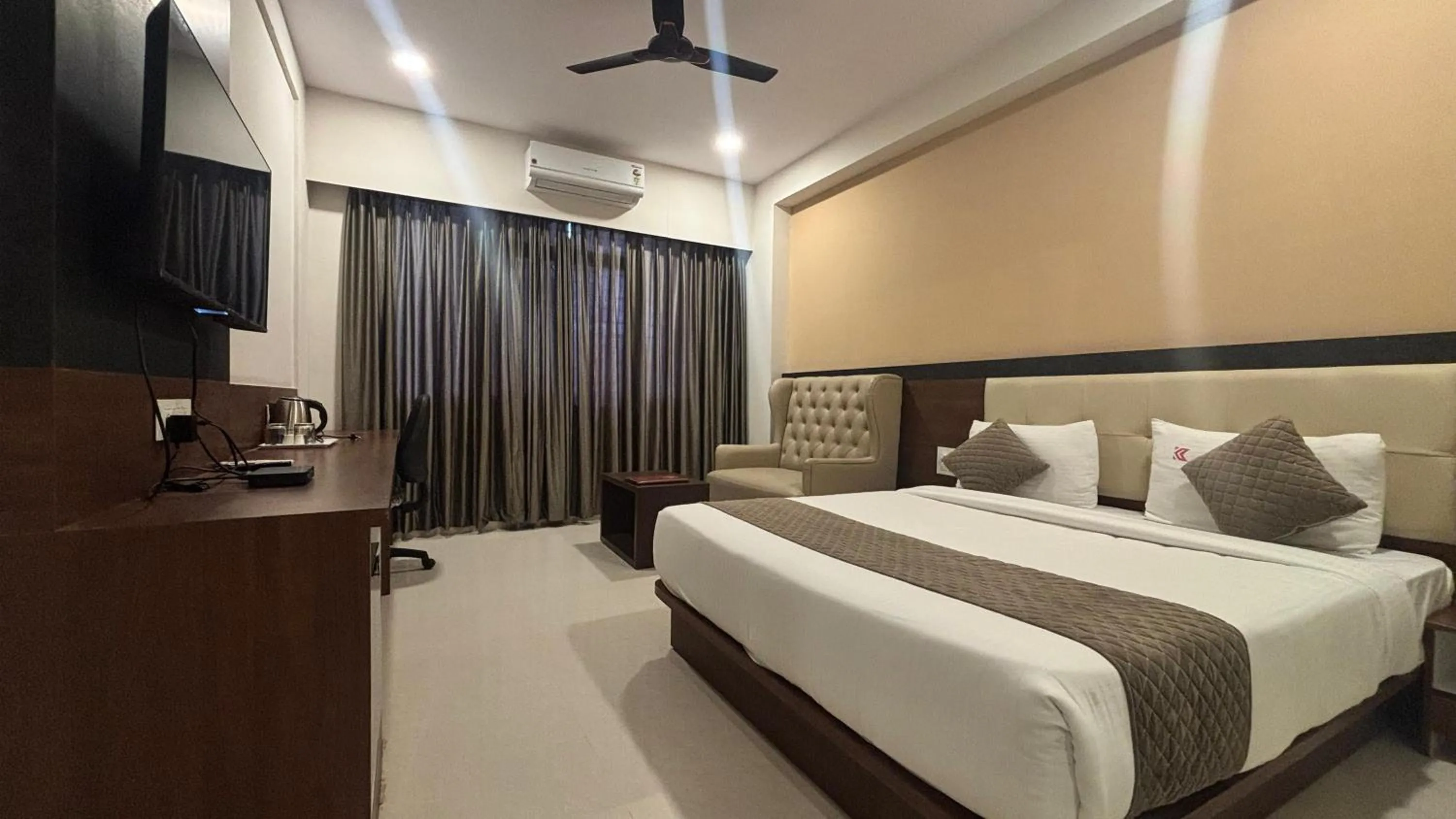 Bed in Hotel Kalyan Suites