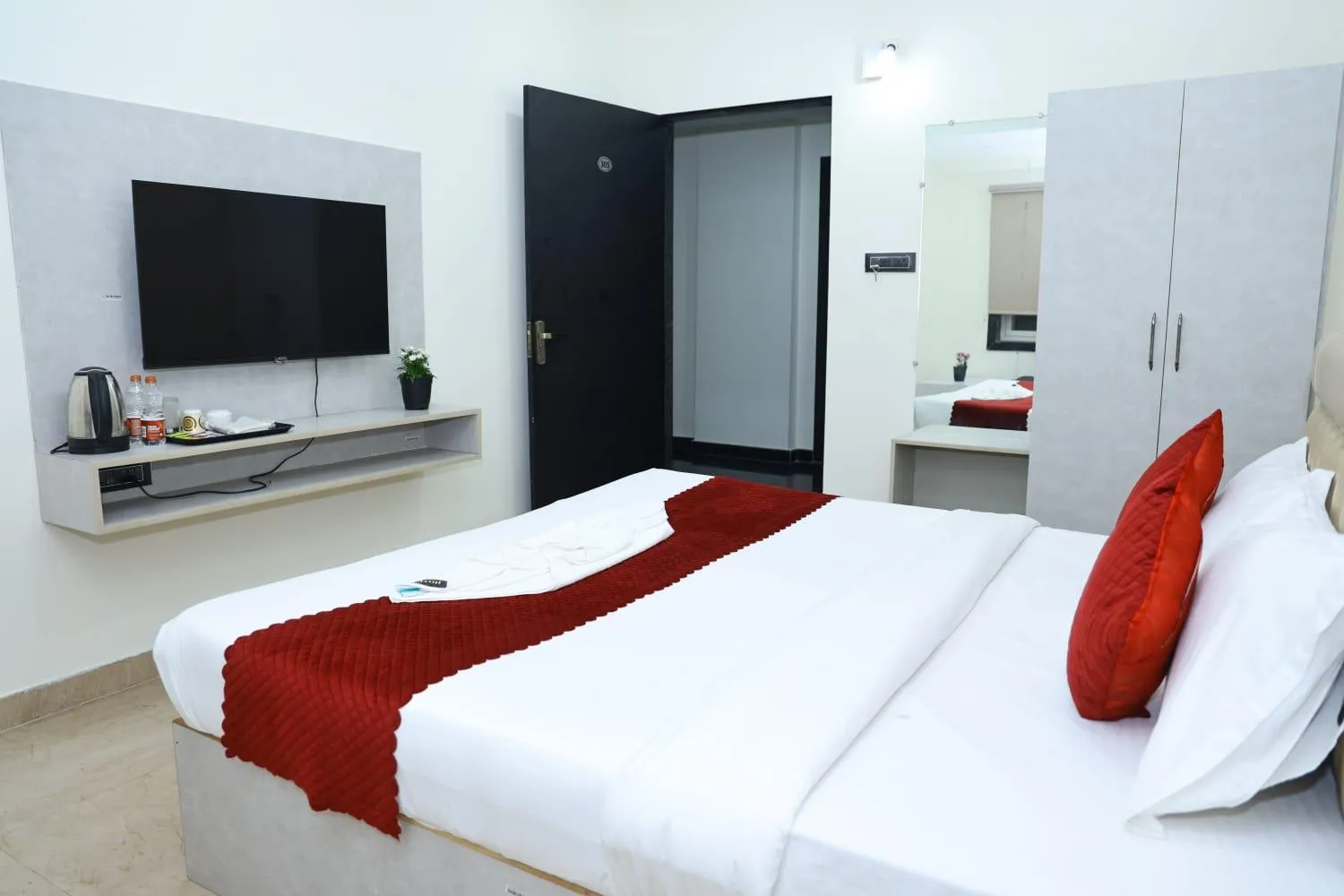 Standard King Room - single occupancy in Hotel Vista Airport Zone