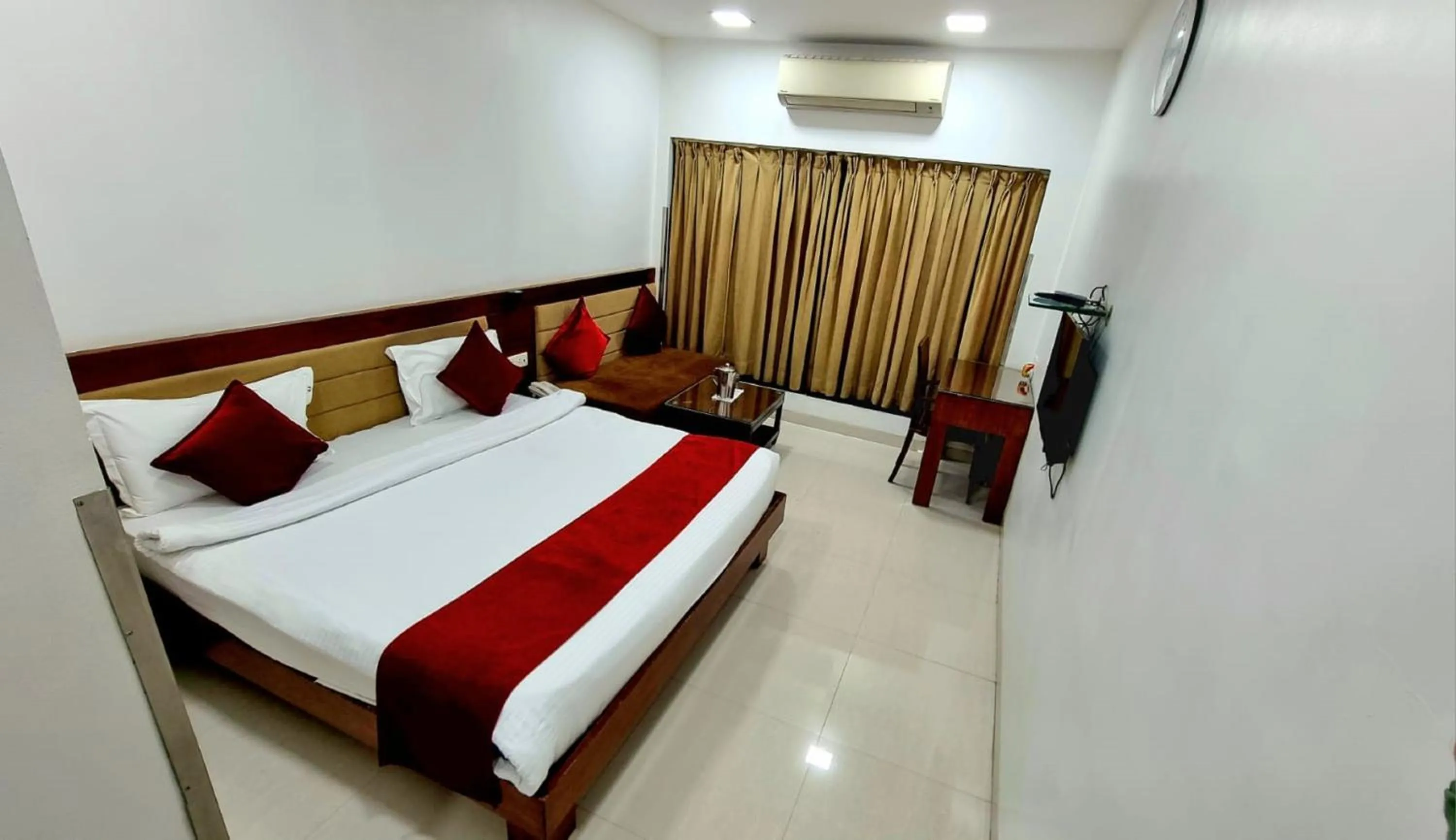 Bed in Hotel Raviraj, Chhatrapati Sambhaji Nagar