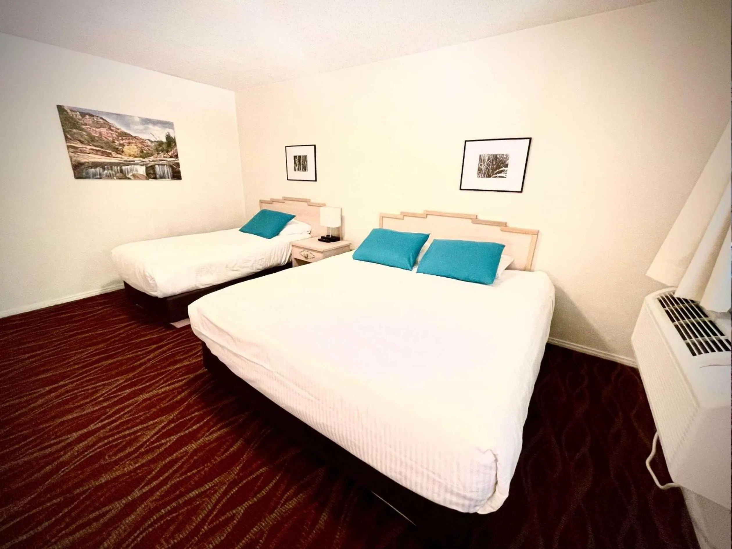 Bedroom, Bed in Sugar Loaf Lodge